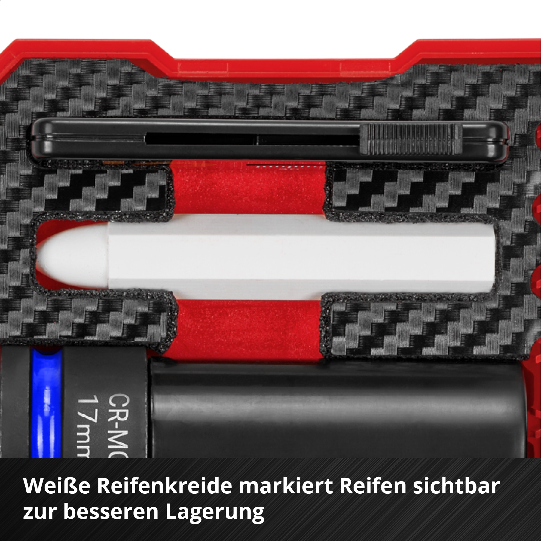 Ein schwarzer Werkzeugkoffer mit einem schwarzen Werkzeug, einem weißen Marker und einem schwarzen Steckschlüssel. Rote und graue Details.