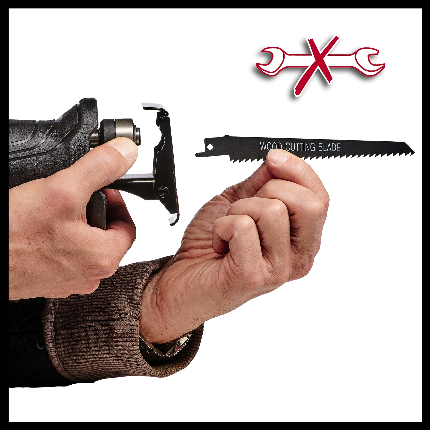Osoba trzyma czarną piłę szablastą i ostrze do cięcia drewna. Czerwona ikona skrzyżowanego klucza znajduje się w tle.