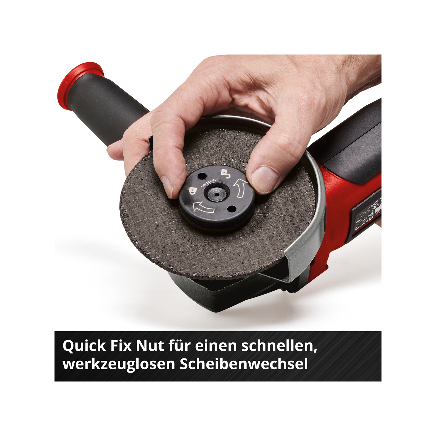 Ręka dokręca czarną nakrętkę na tarczy szlifierskiej. Szlifierka jest czerwono-czarna.