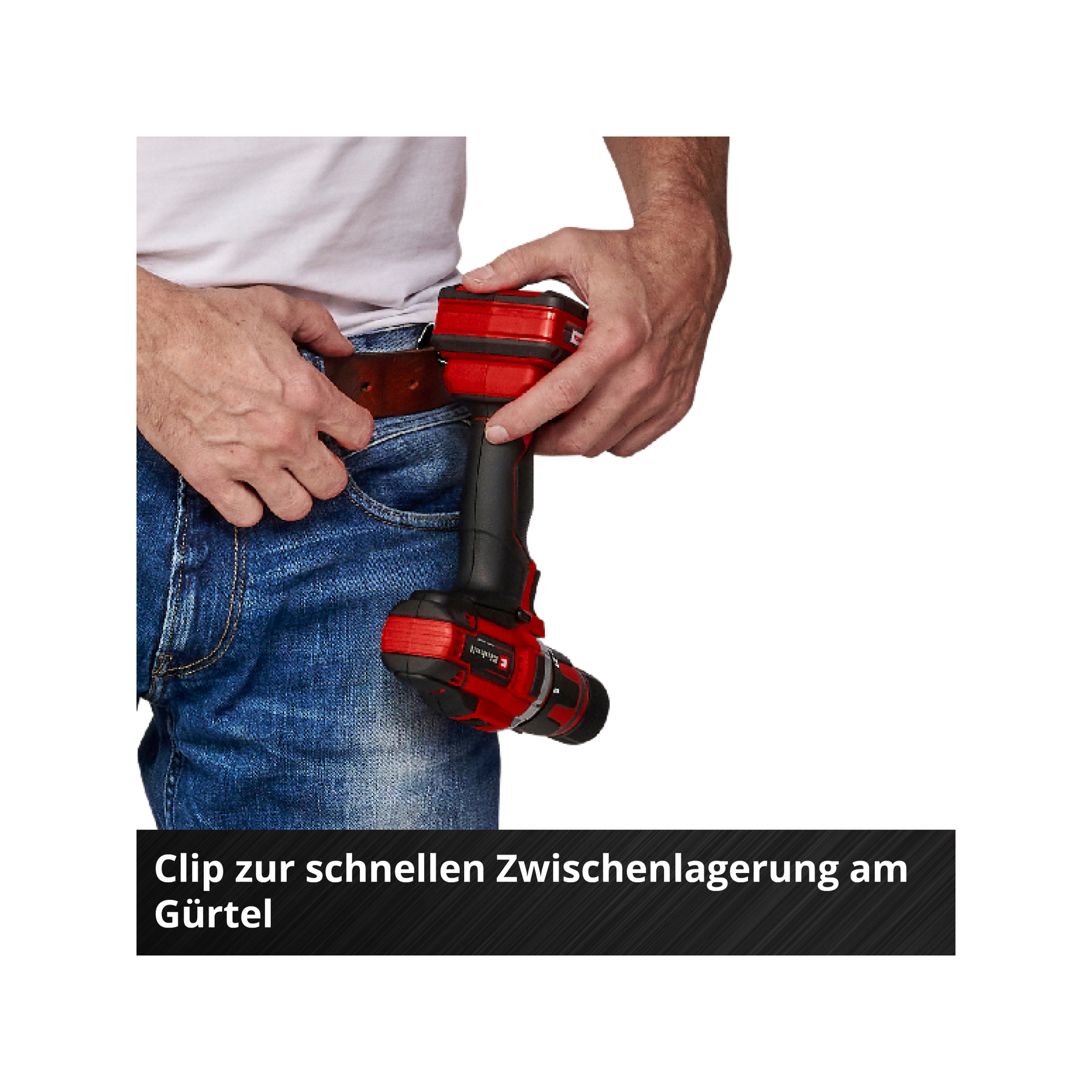 Eine Person hält einen rot-schwarzen Bohrer in der Nähe ihres Gürtels. Sie trägt eine blaue Jeans und ein weißes Hemd mit Ledergürtel.