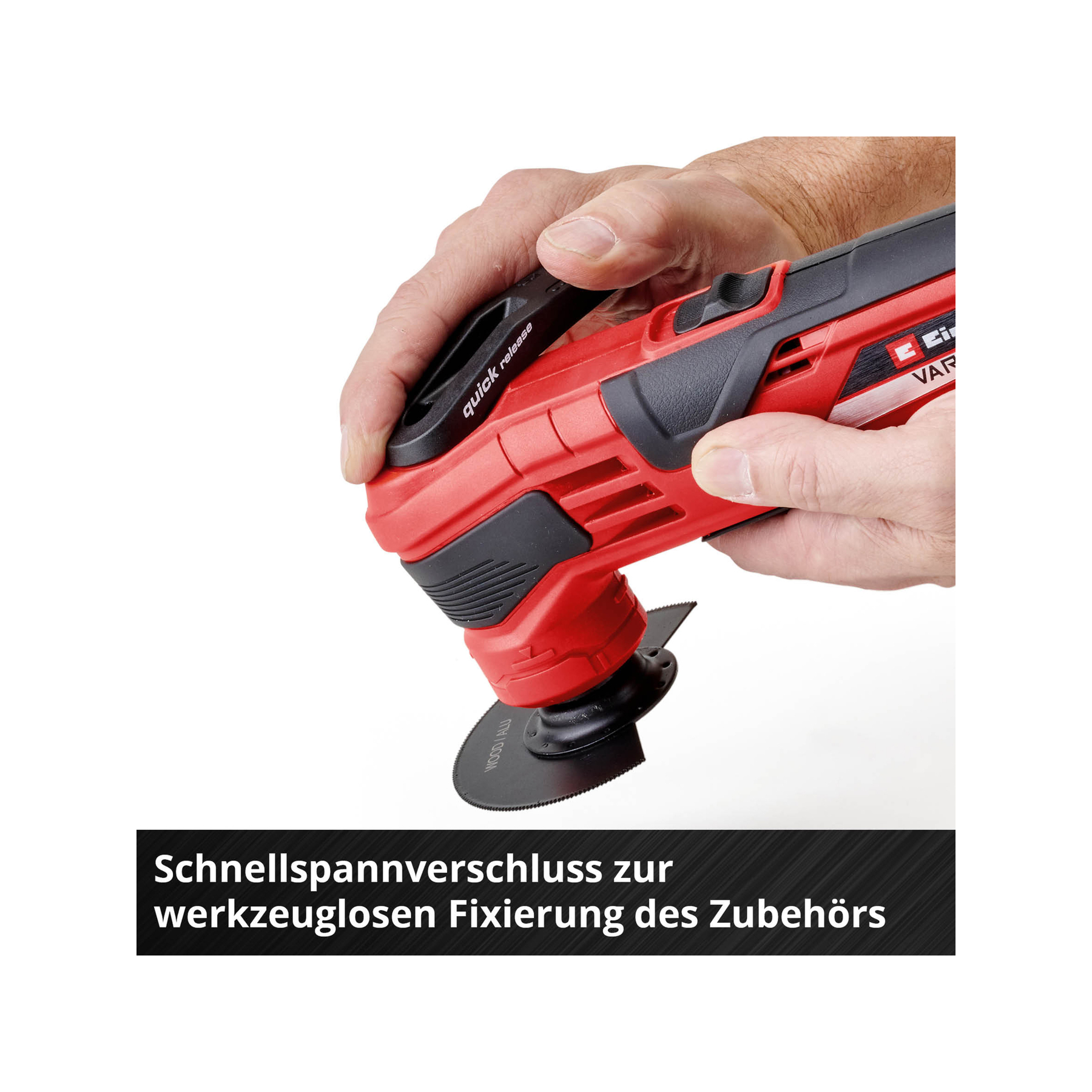 Ein rot-schwarzes Elektrowerkzeug mit Klinge, gehalten von Händen. Das Werkzeug hat einen Schnellverschluss.