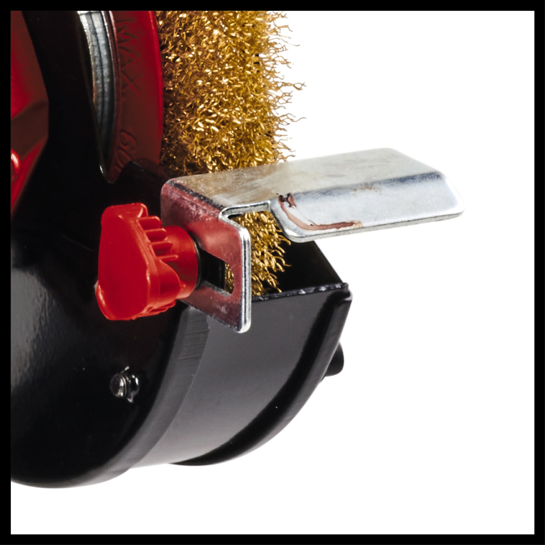 Zbliżenie szczotki drucianej i jej elementów: czerwone pokrętło, metalowa osłona i czarna obudowa. Tło jest białe.