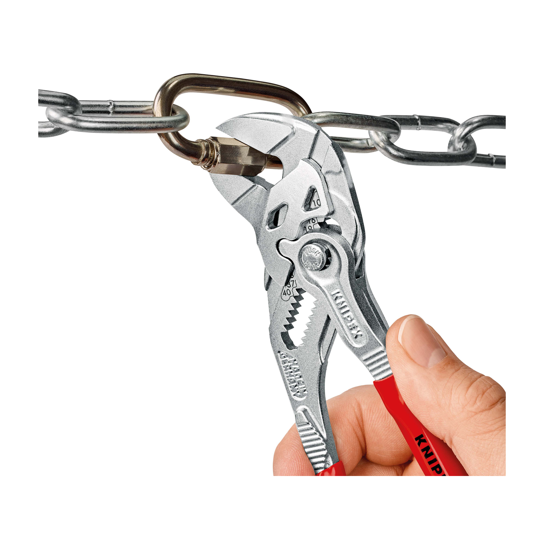 Hand met tang, die een kettingschakel vastklemt. Tang is zilver met rode handgrepen. De achtergrond is wit.