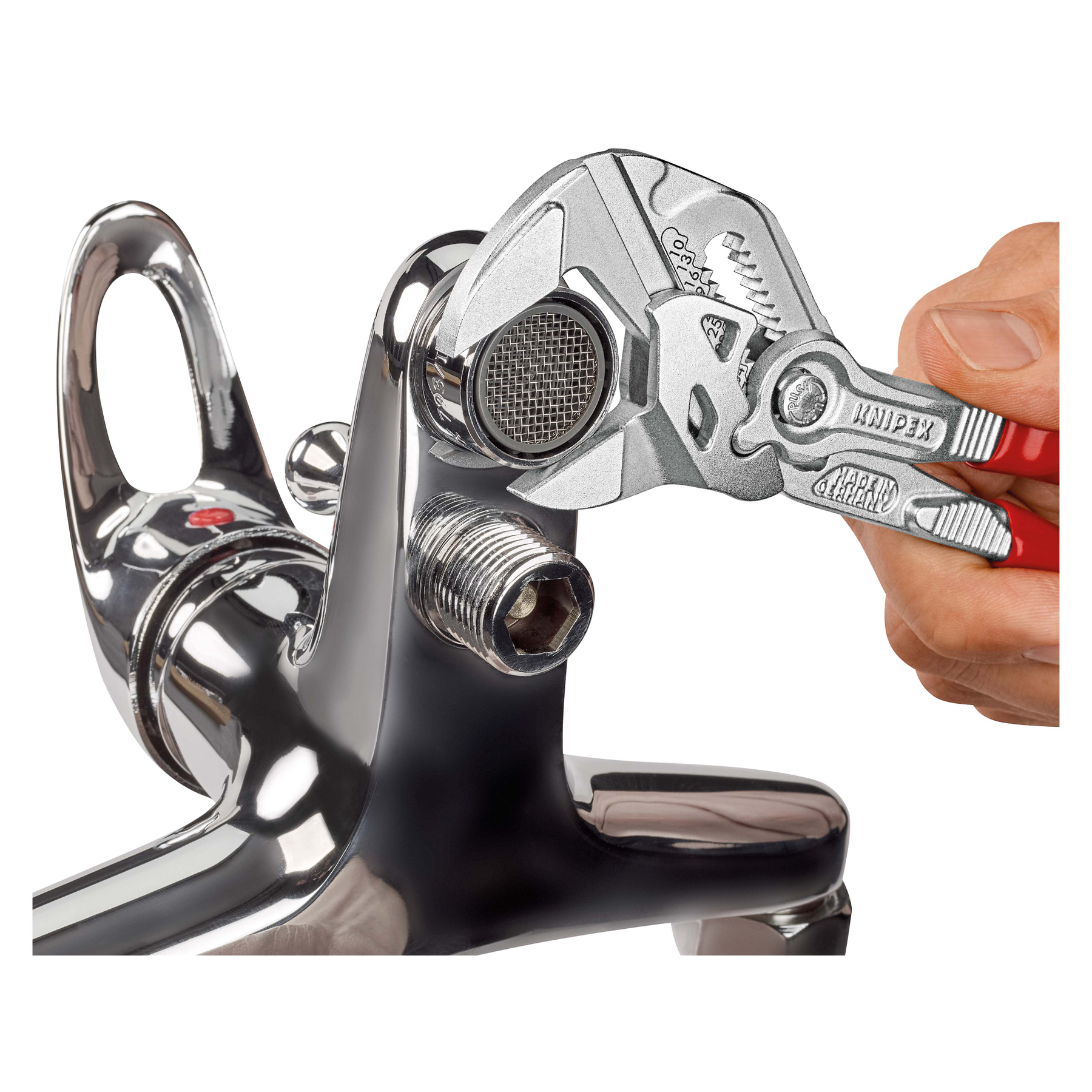 Een hand gebruikt een zilveren sleutel met rode handvatten om een chromen kraan af te stellen.