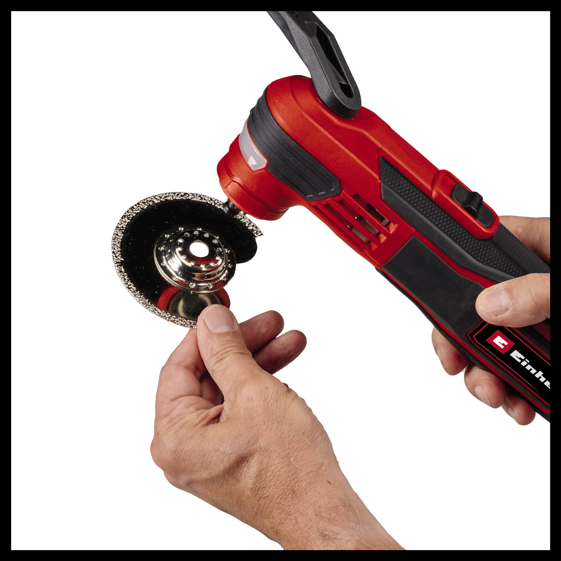 Osoba trzyma czerwono-czarne elektronarzędzie z tarczą pilarską. Ostrze jest instalowane.