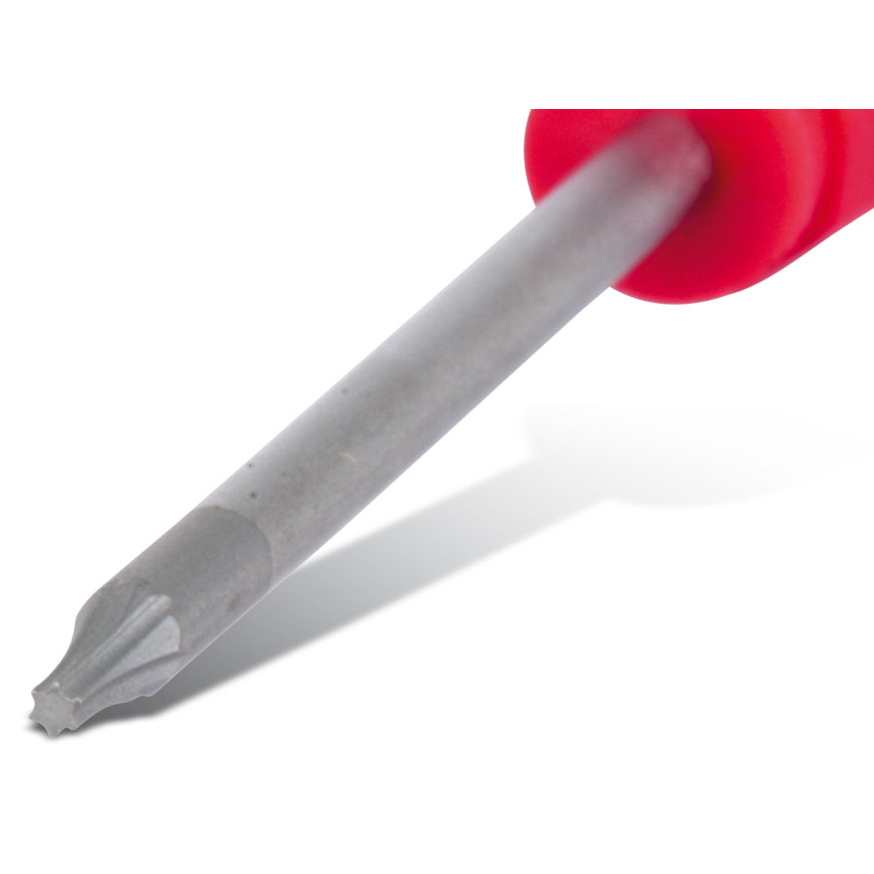 Zbliżenie śrubokręta. Rękojeść jest czerwona, a trzpień szary. Na białym tle, rzucając cień.