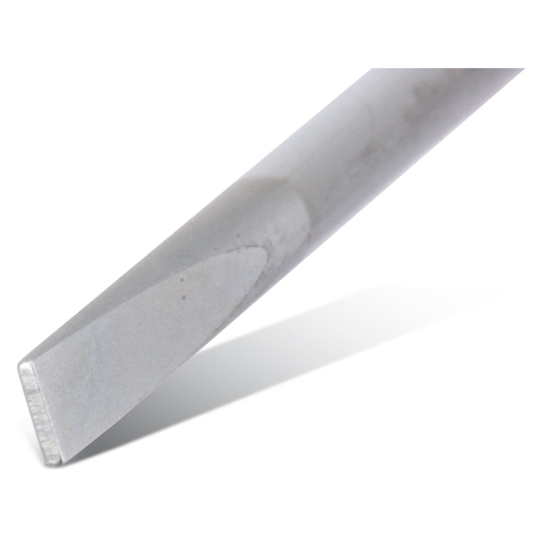 Metalowe dłuto na białym tle. Dłuto jest ustawione pod kątem, z płaskim ostrzem i cylindrycznym uchwytem. Rzucany jest cień.