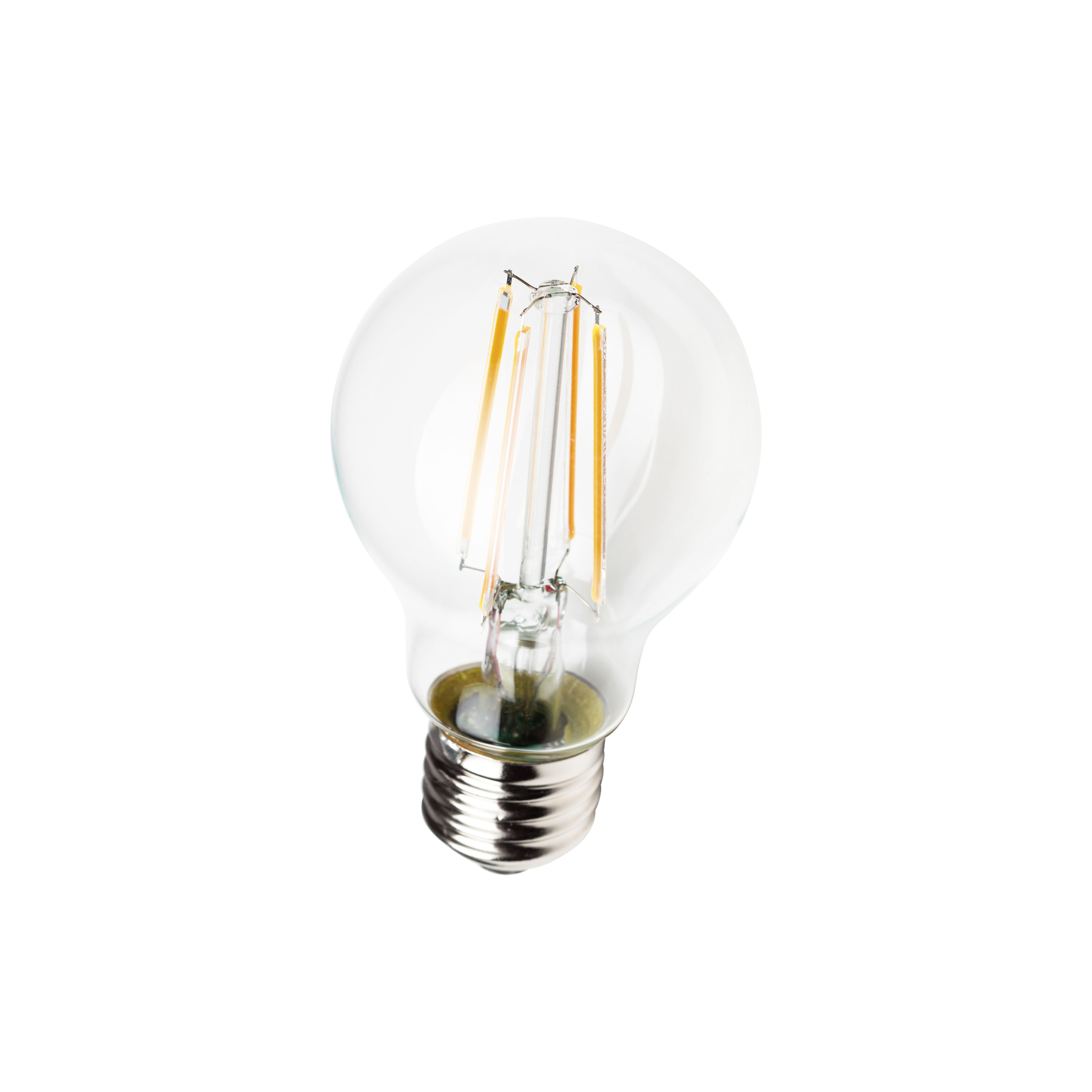 Una lampadina in vetro trasparente con base argentata, che mostra i filamenti interni. Isolato su sfondo bianco.