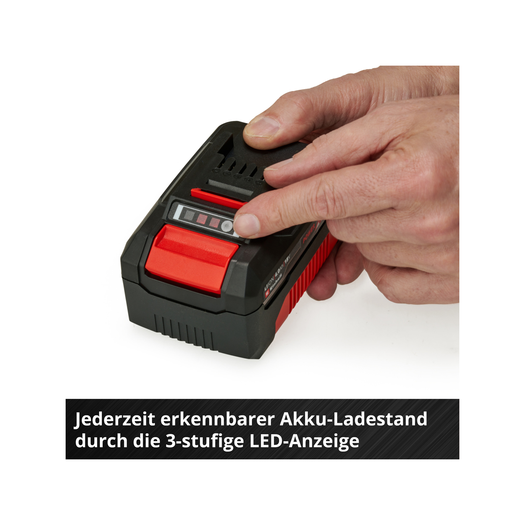 Hände halten einen schwarz-roten Akku. Er hat eine 3-stufige LED-Anzeige für den Batteriestand.