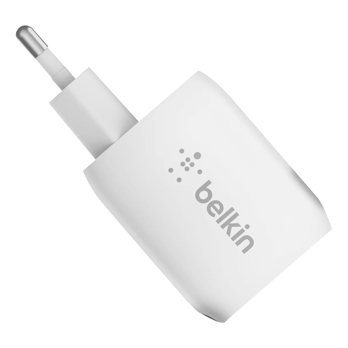 Un caricatore Belkin bianco con una spina argentata. Il logo Belkin è sul lato. Lo sfondo è bianco.