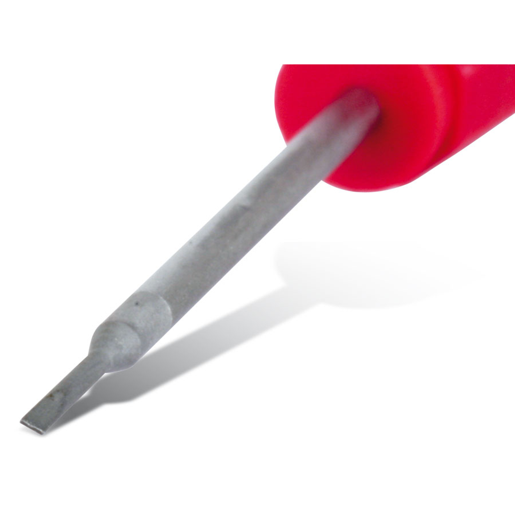 Śrubokręt z szarym metalowym trzonkiem i czerwonym uchwytem. Obraz jest na białym tle.