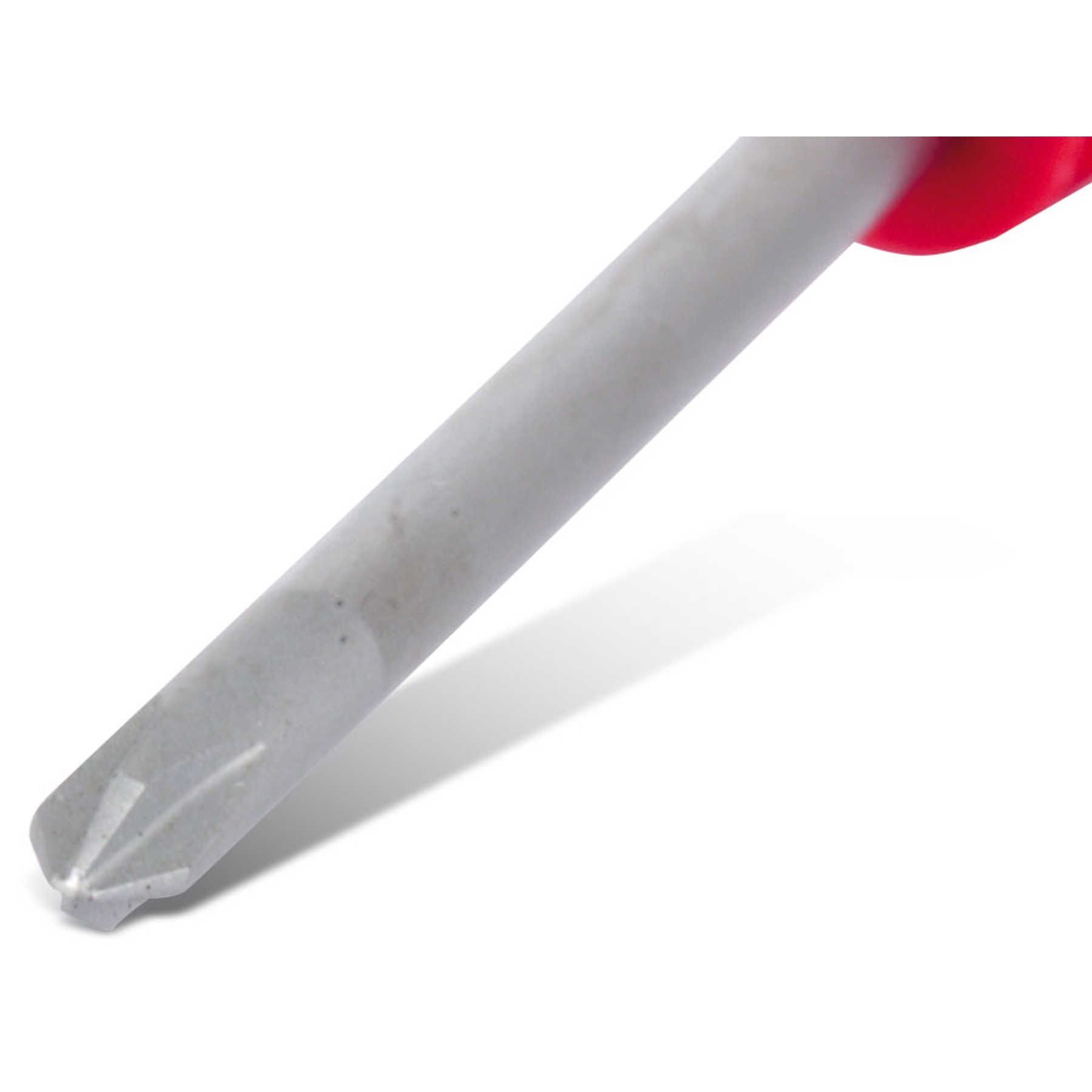 Zbliżenie szarego śrubokręta. Widoczny czerwony plastikowy uchwyt. Tło jest białe z cieniem.