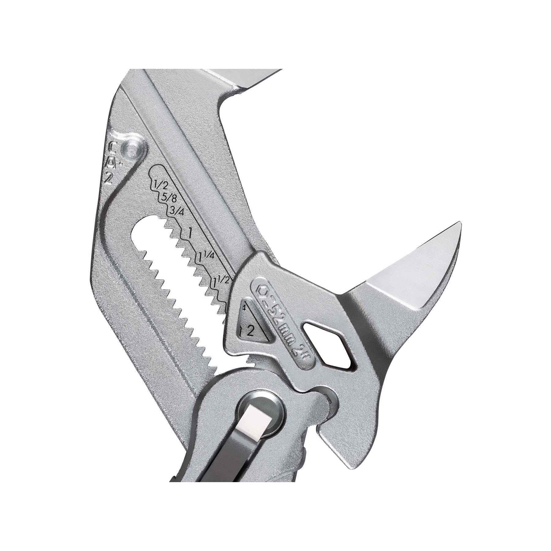 Zbliżenie srebrnego metalowego klucza z regulowanymi szczękami. Klucz jest odizolowany na białym tle.