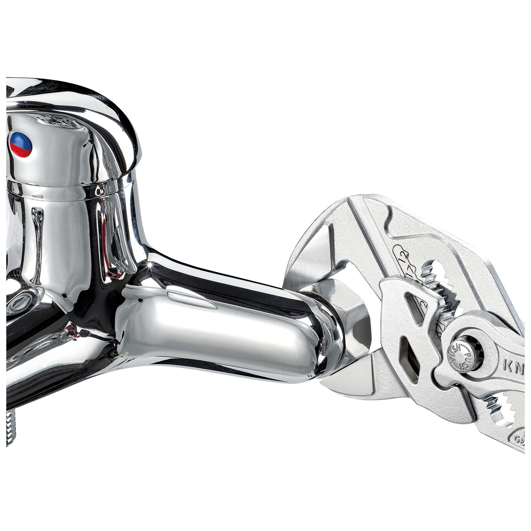 Chromowany kran jest obrabiany metalowym kluczem. Kran ma czerwone i niebieskie wskaźniki. Tło jest białe.