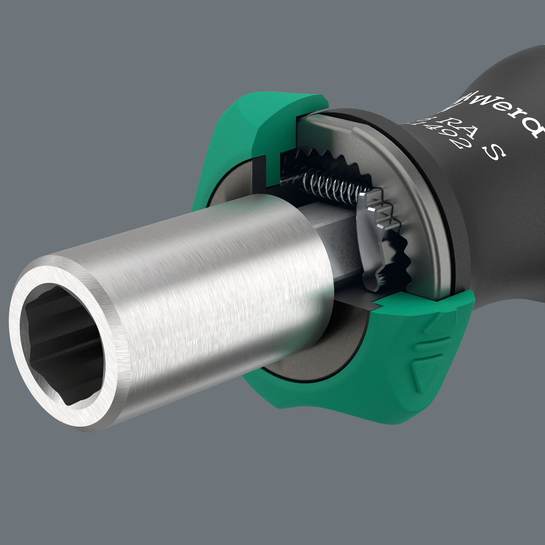 Zbliżenie narzędzia zapadkowego. Ma srebrne gniazdo, zielony uchwyt i czarny uchwyt z białym tekstem.