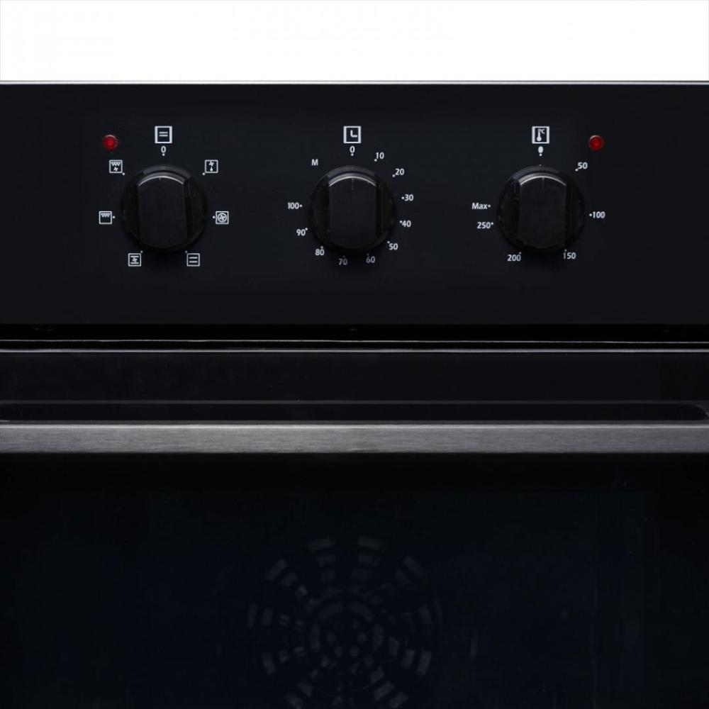 Close-up van een ovenbedieningspaneel met knoppen, temperatuurinstellingen en indicatielampjes. Daaronder bevindt zich de ovendeur.