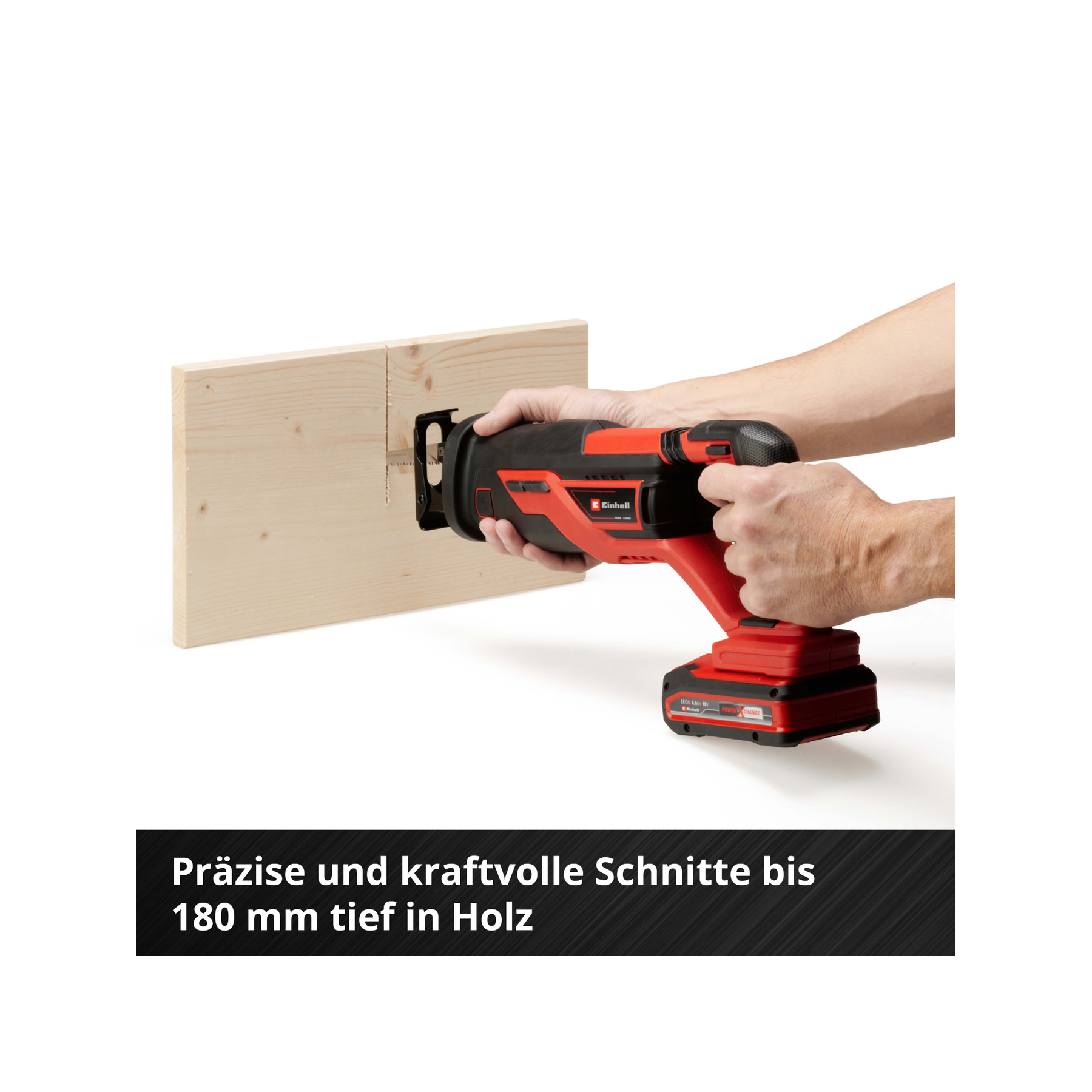 Osoba używa czerwono-czarnej piły do cięcia drewna. Piła tnie drewnianą deskę.