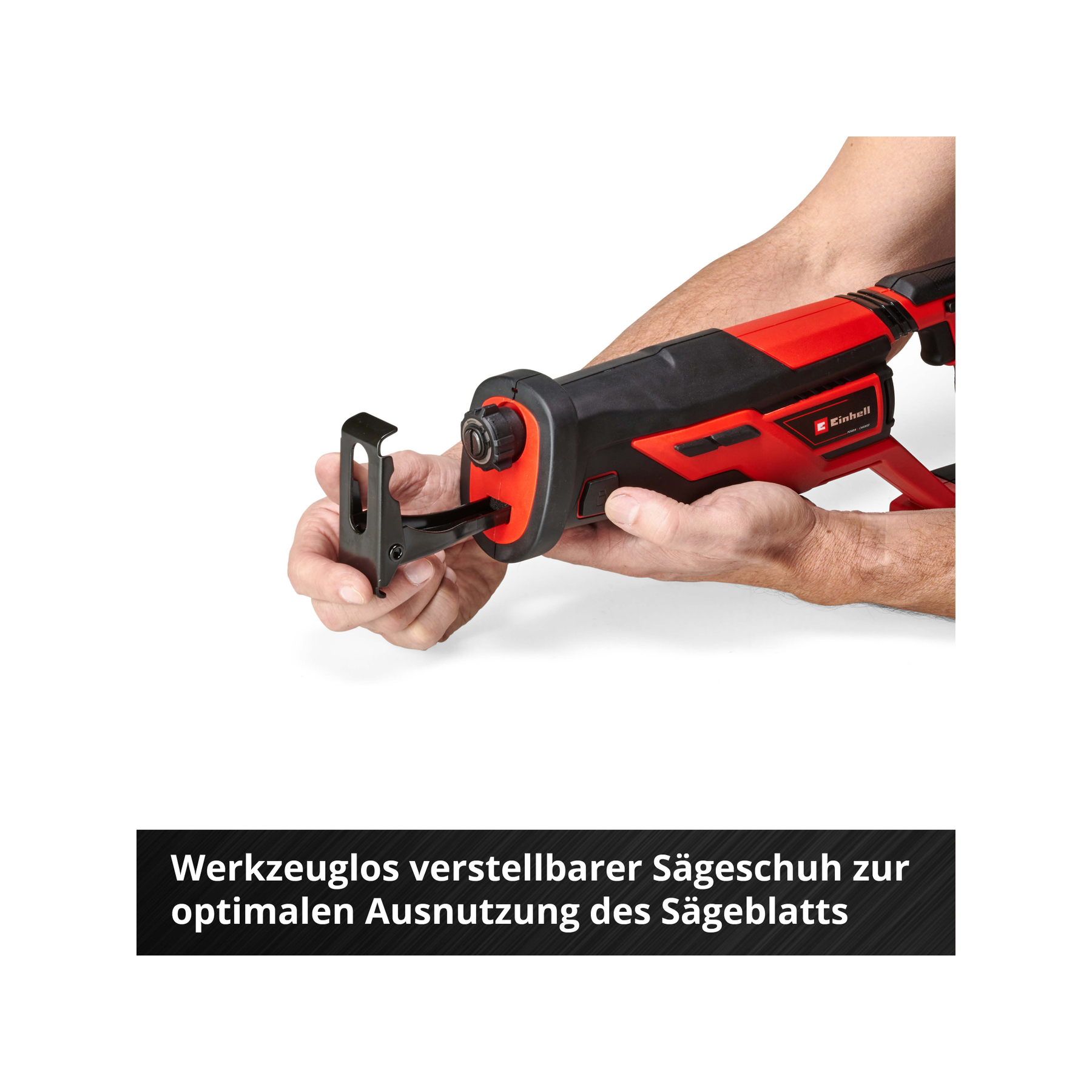 Czerwono-czarna piła szablasta trzymana w dłoniach. Piła została zaprojektowana z myślą o optymalnym wykorzystaniu brzeszczotu.