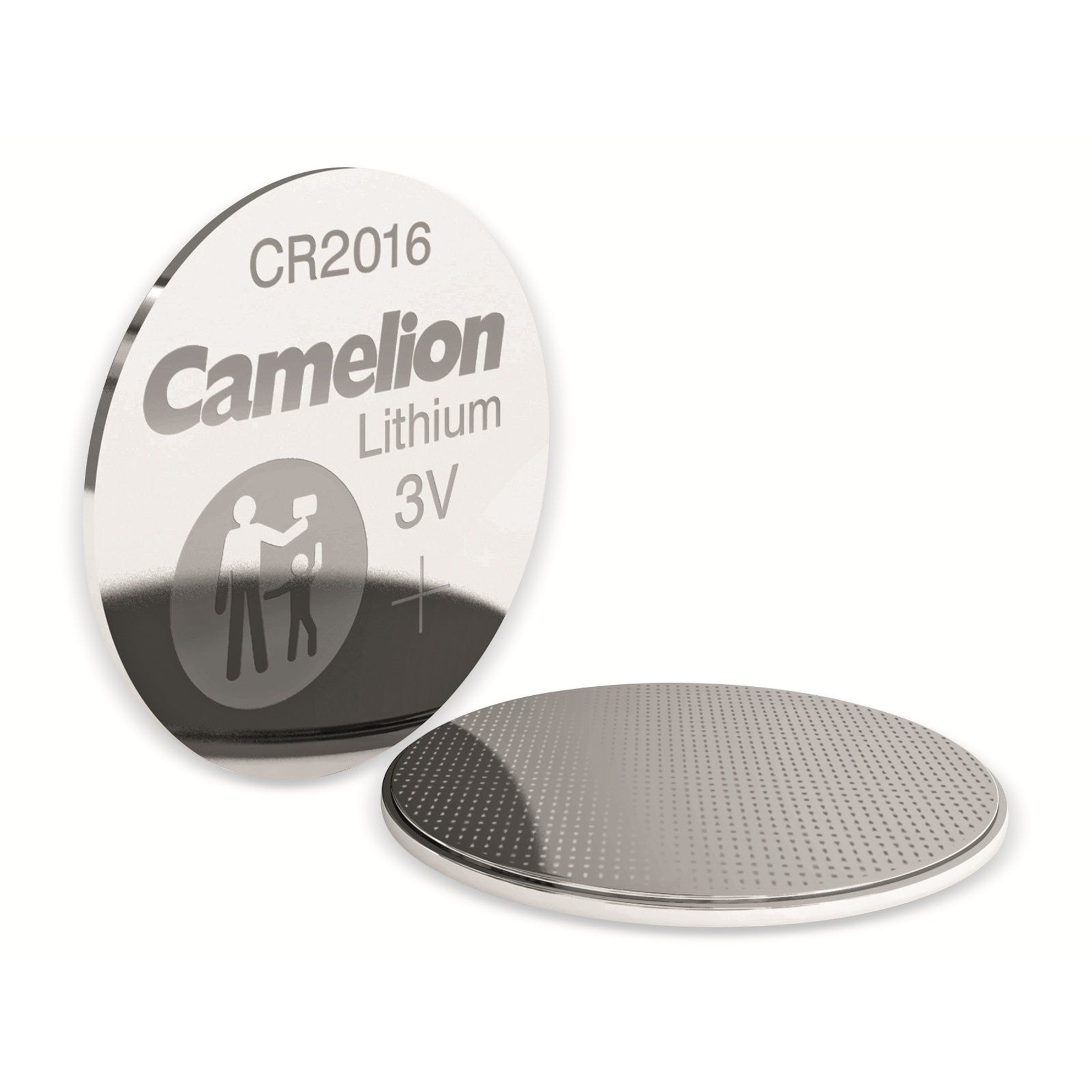 Una batteria al litio Camelion CR2016 argentata. Una batteria ha testo, l'altra una superficie perforata. Sfondo bianco.