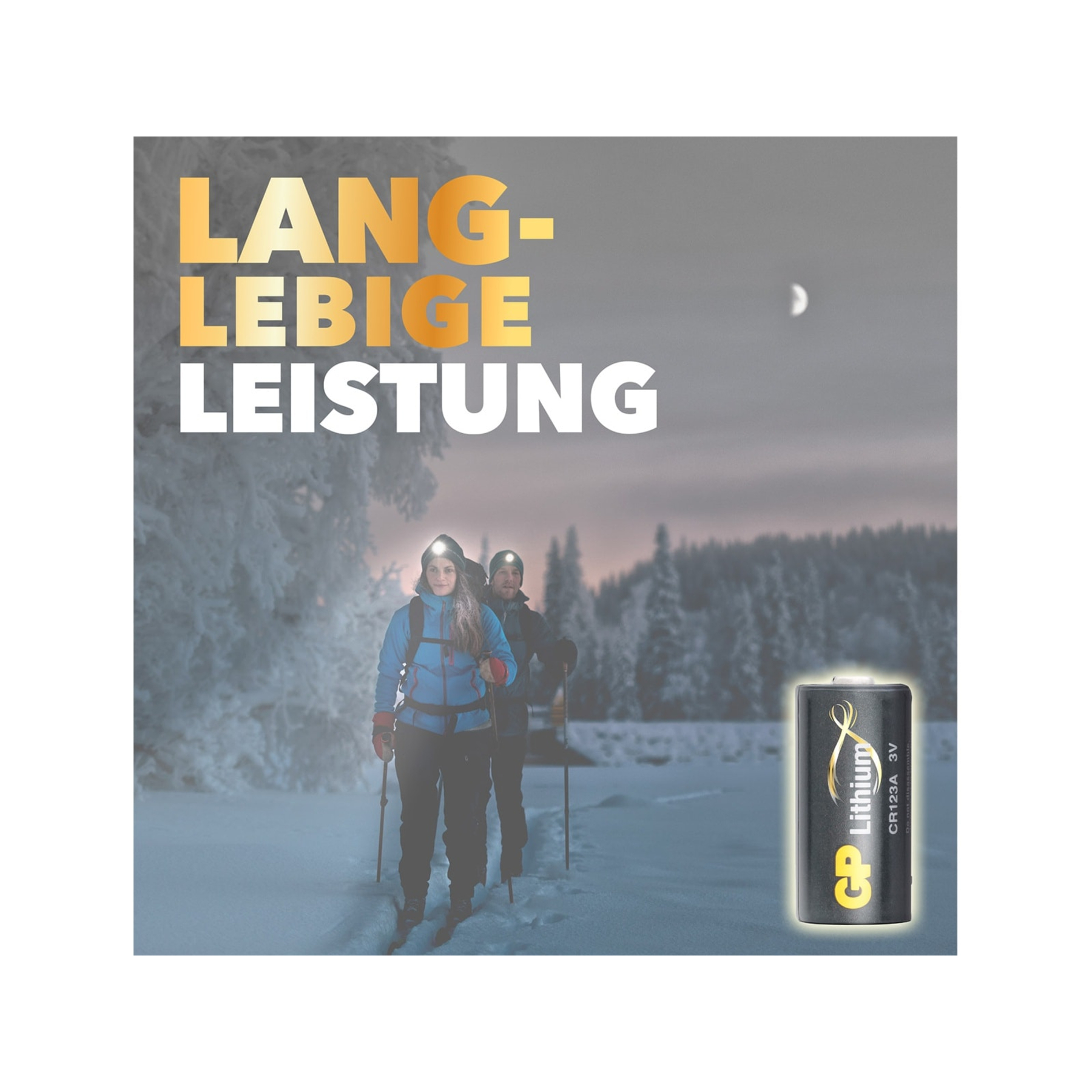 Twee skiërs met koplampen skiën in de schemering. De achtergrond heeft besneeuwde bomen. Een batterij in de hoek.
