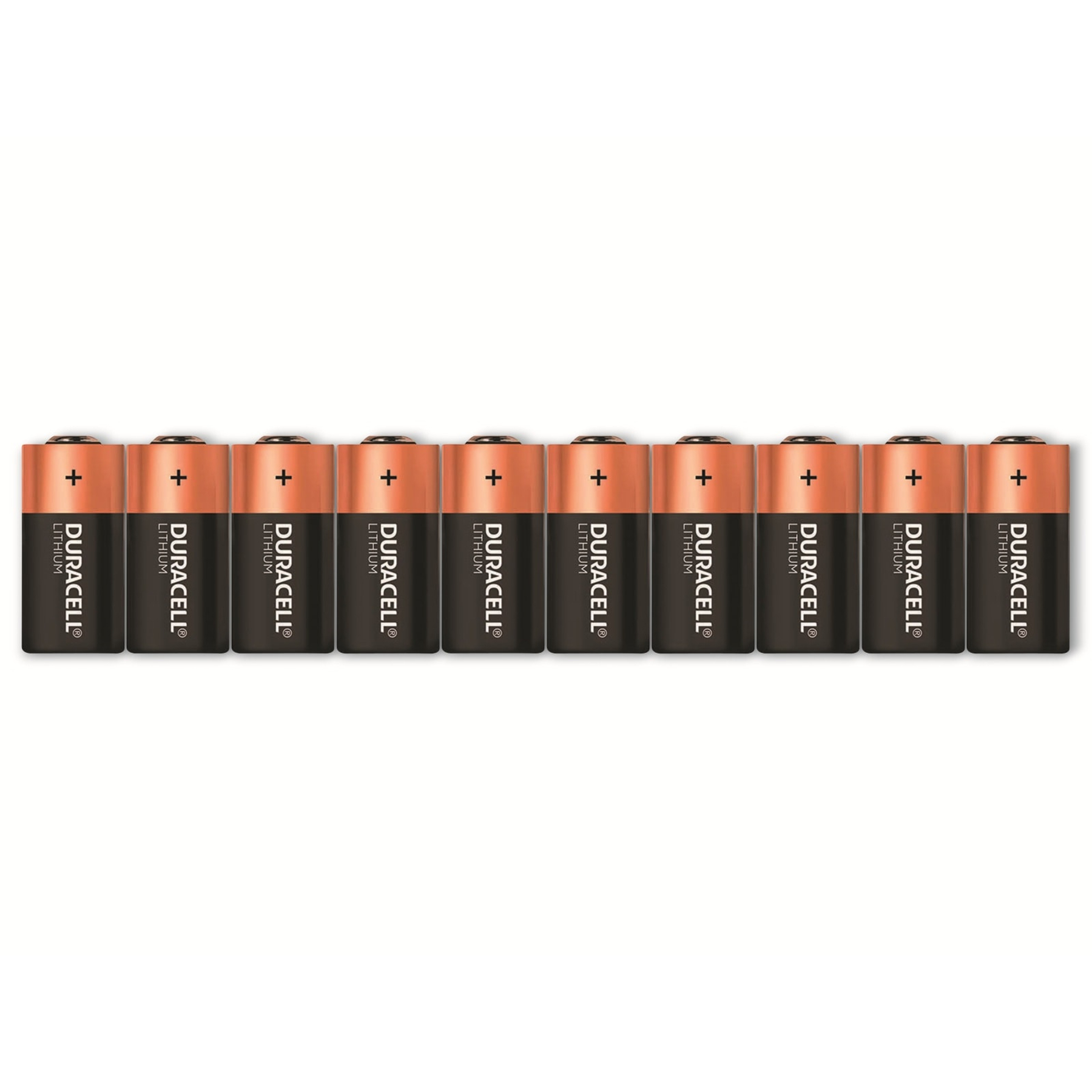 Zehn Duracell-Lithium-Batterien sind in einer Reihe angeordnet, jede mit einem Pluszeichen oben und in Schwarz und Kupferfarben.