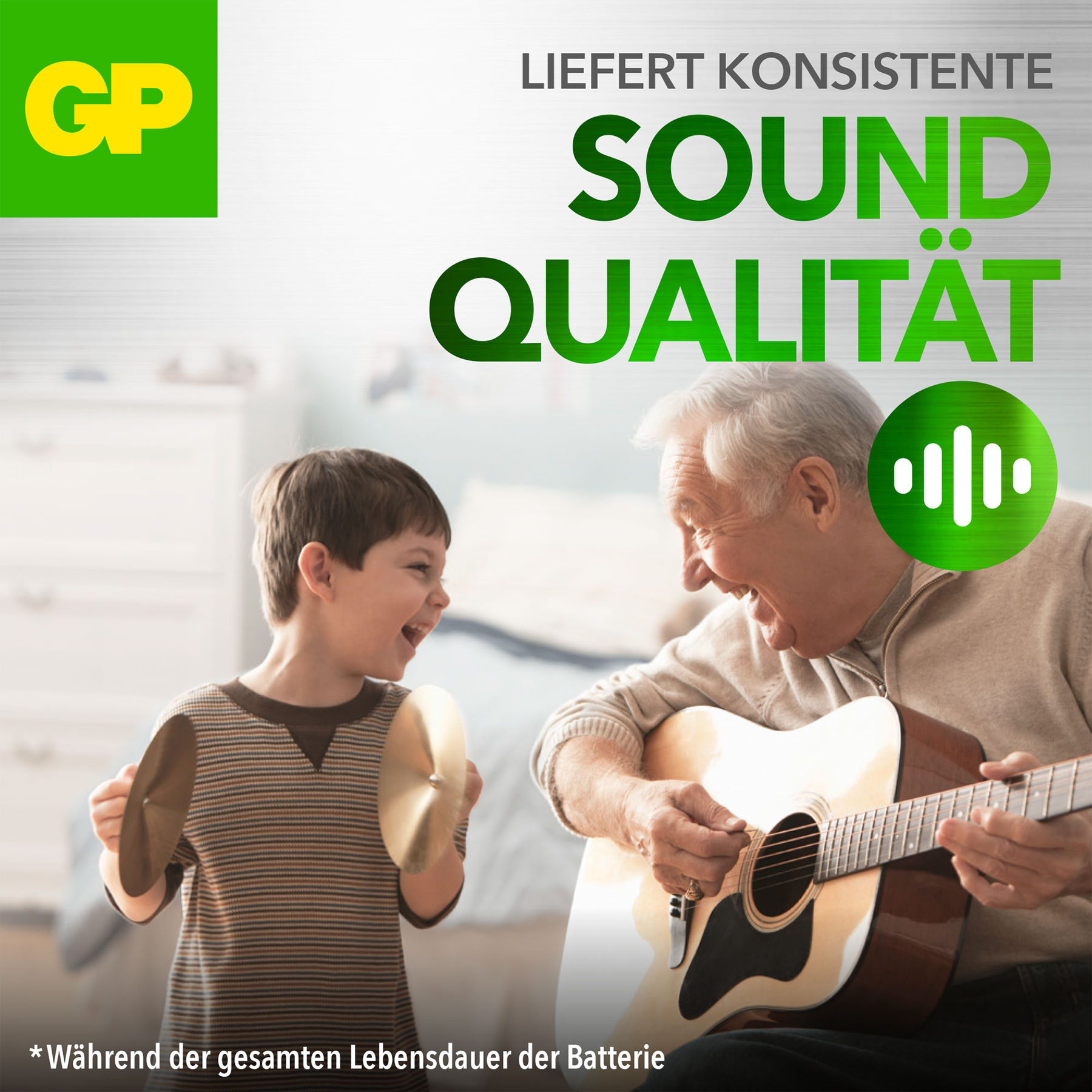 Un ragazzo suona i piatti e un uomo anziano suona la chitarra. Lo sfondo presenta onde sonore verdi con il logo GP.