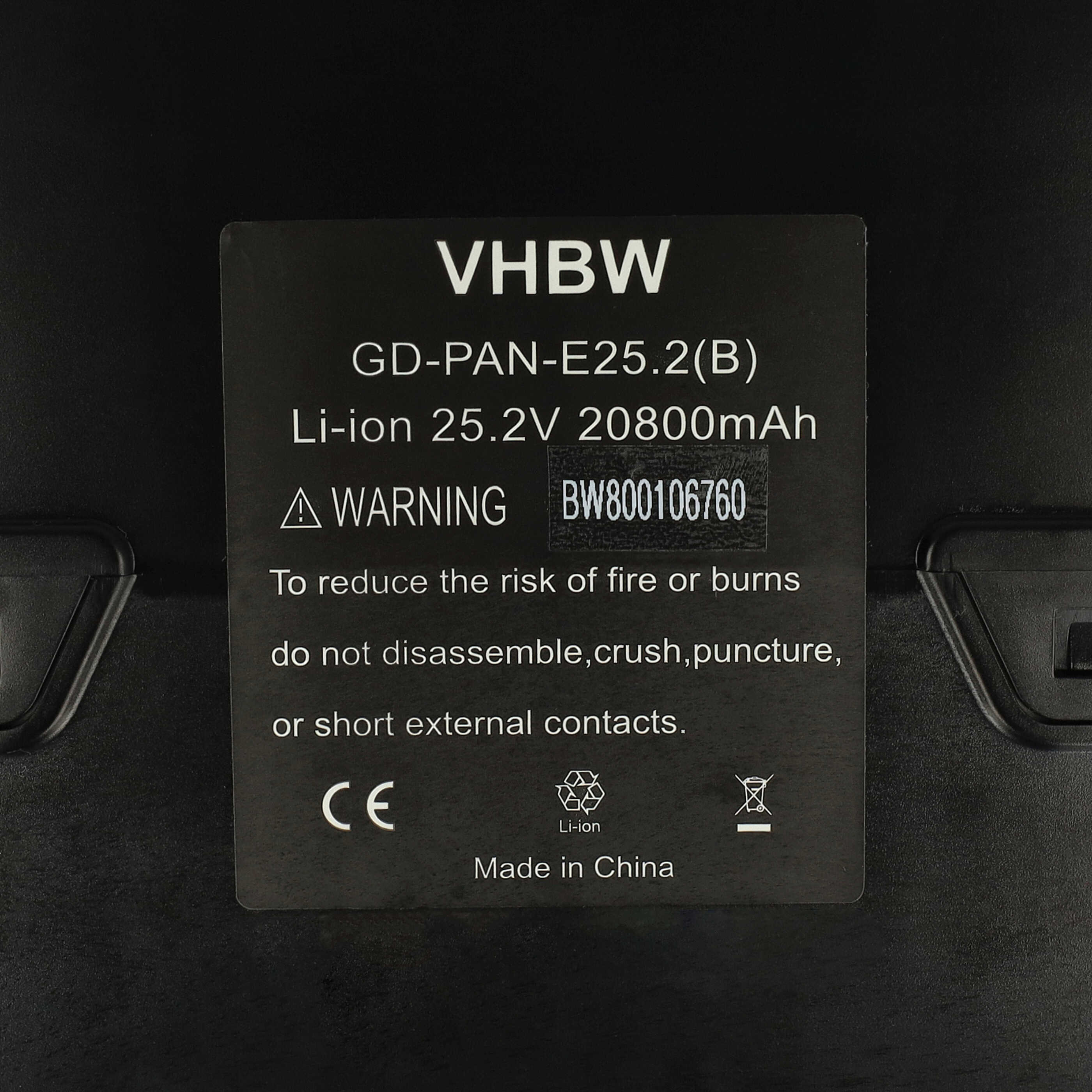 Ein schwarzes Etikett mit weißem Text. Enthält Warnhinweise und Spezifikationen für eine Li-Ionen-Batterie, hergestellt in China.
