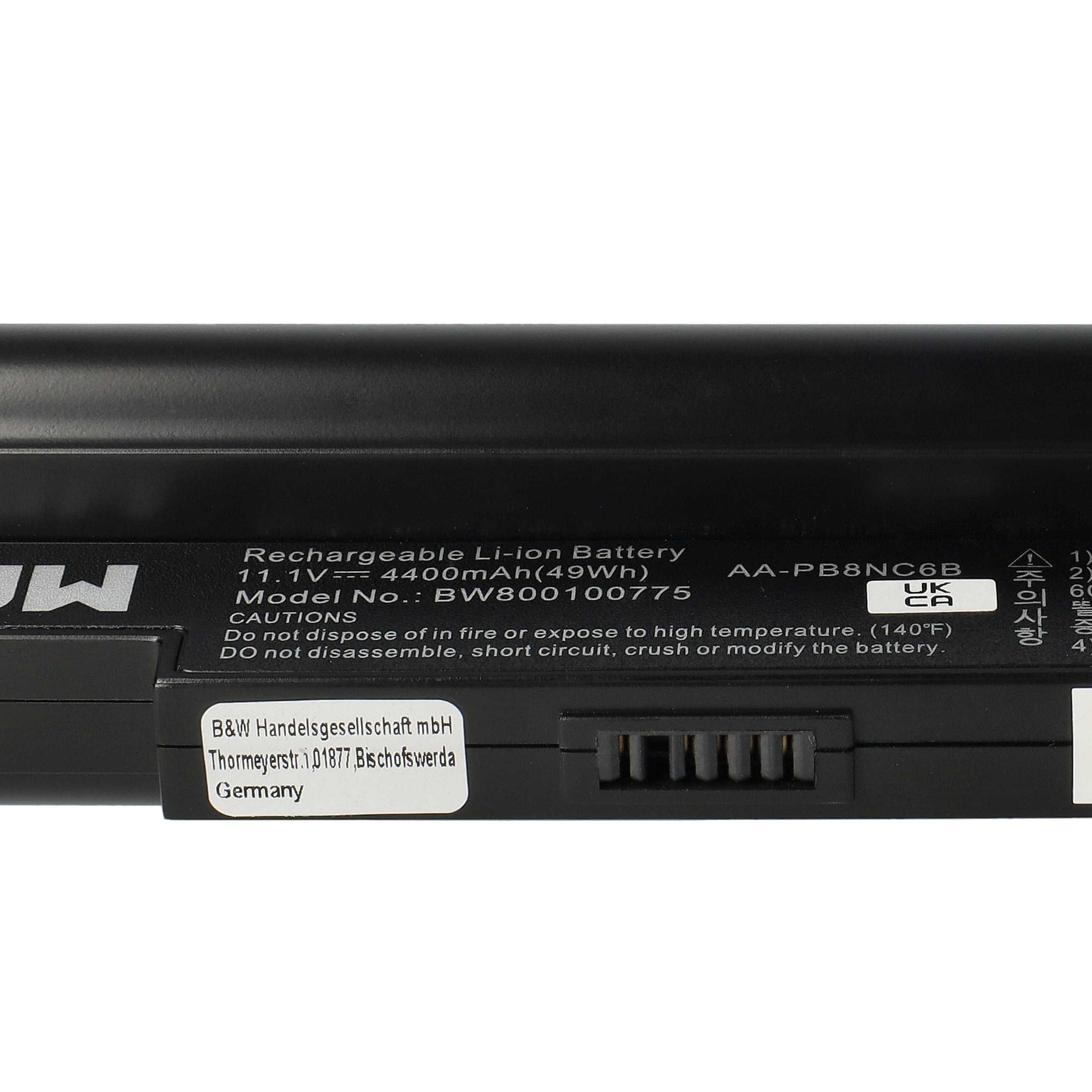 Nahaufnahme einer schwarzen Batterie. Text enthält Modell, Spannung und Sicherheitshinweise. Ein weißer Aufkleber hat Firmendetails.
