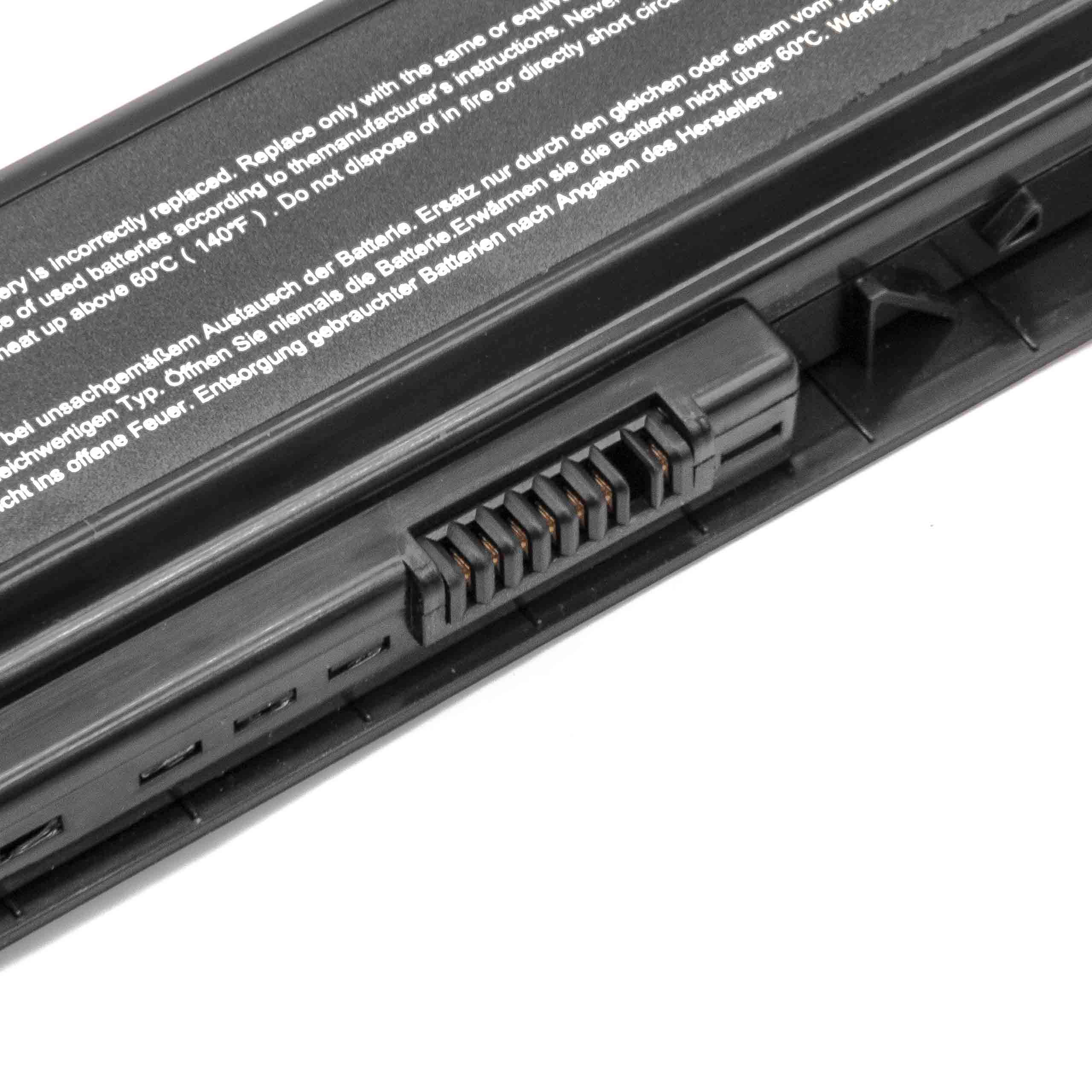 Nahaufnahme eines schwarzen Laptop-Batterieanschlusses mit Text im Hintergrund.
