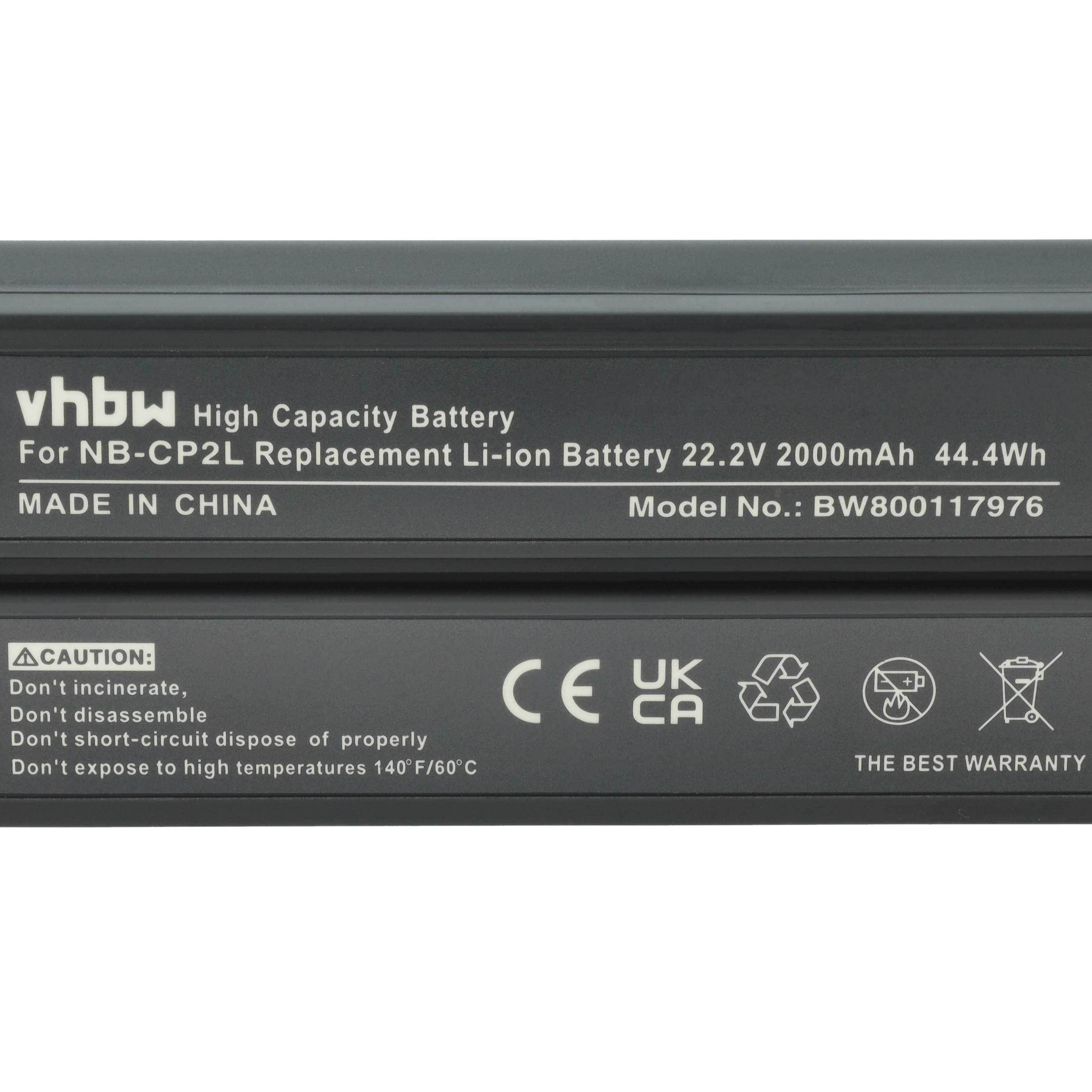 Schwarzes Batterieetikett mit weißem Text. Zeigt Marke, Spezifikationen, Sicherheitshinweise und Recyclingsymbole.