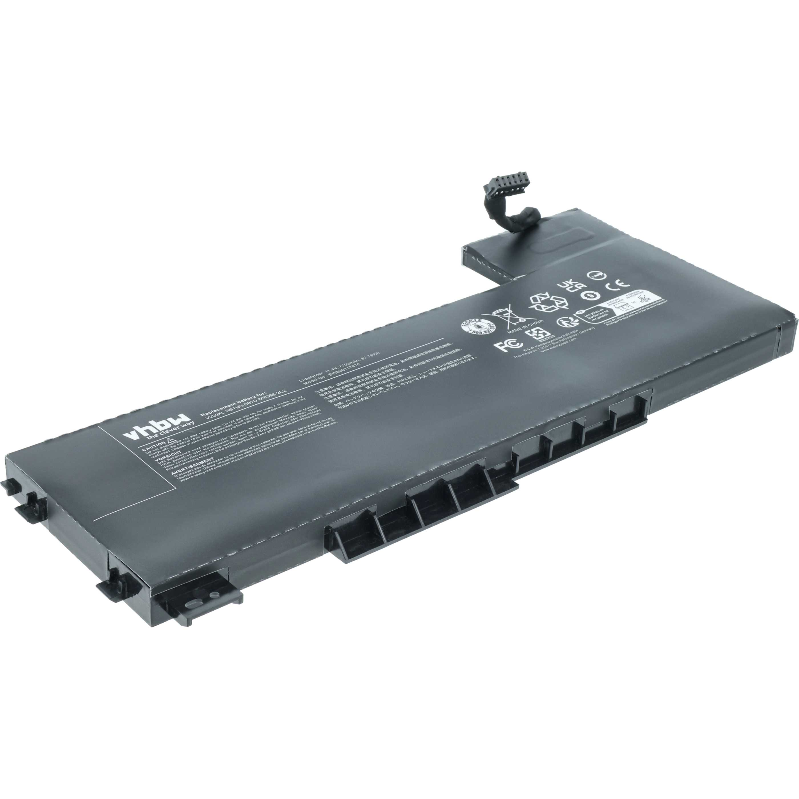 Ein schwarzer Laptop-Akku mit Stecker, Etiketten und Text. Er liegt auf weißem Grund.