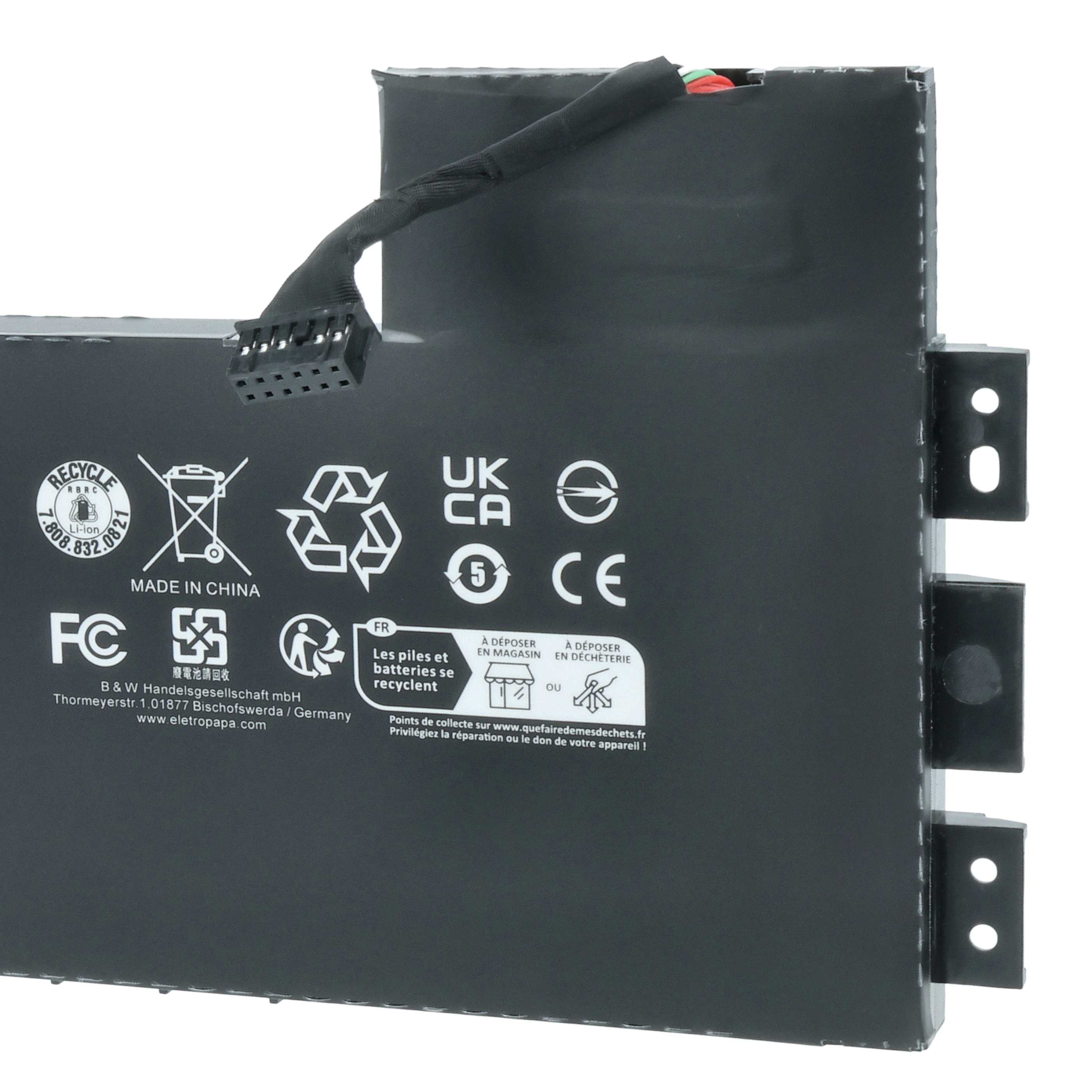 Ein schwarzer Akku mit Anschlüssen und Recycling-Symbolen. Auf dem Akku steht 'Made in China' mit verschiedenen Logos.