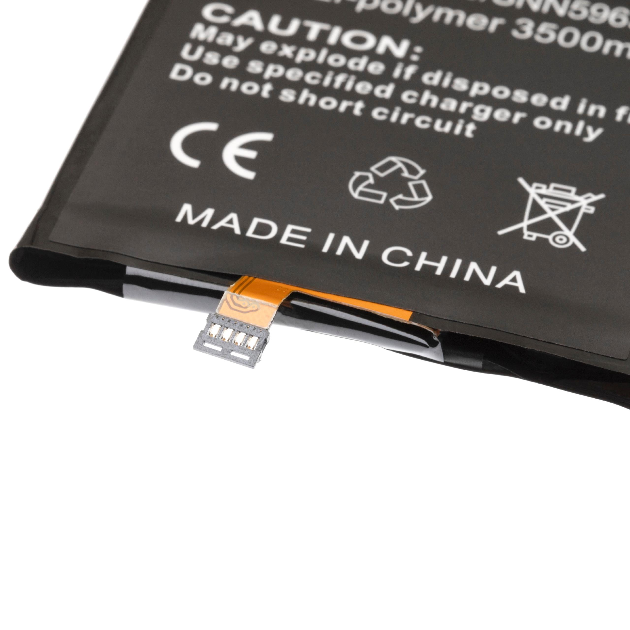 Nahaufnahme einer schwarzen Batterie mit weißem Text und Symbolen. Auf der Batterie steht 'MADE IN CHINA' und sie hat einen Anschluss.