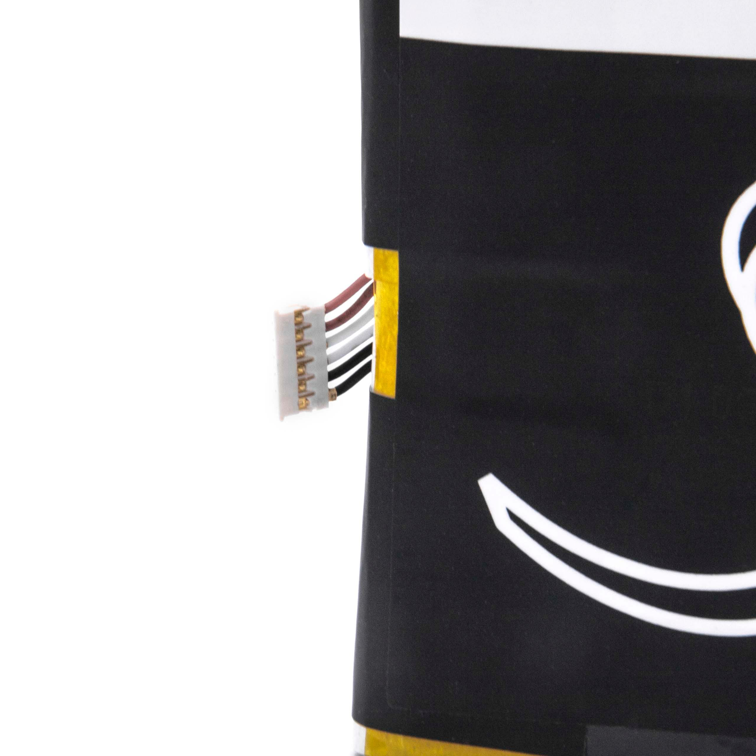 Nahaufnahme eines schwarzen Geräts mit weißem Design. Ein Stecker mit farbigen Drähten und einem gelben Rand ist sichtbar.