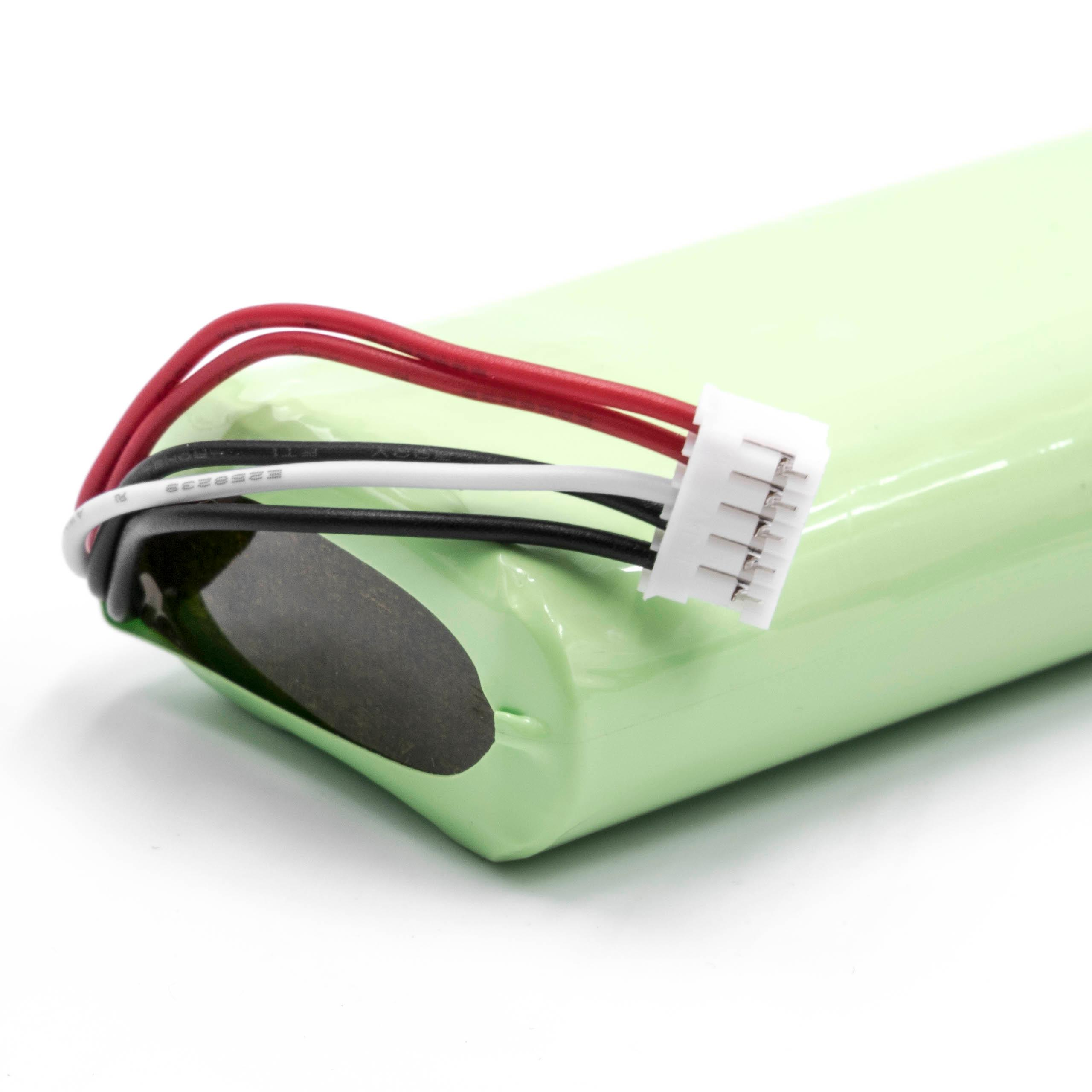 Ein grüner Akku mit roten, schwarzen und weißen Drähten, die mit einem weißen Stecker verbunden sind, auf weißem Hintergrund.