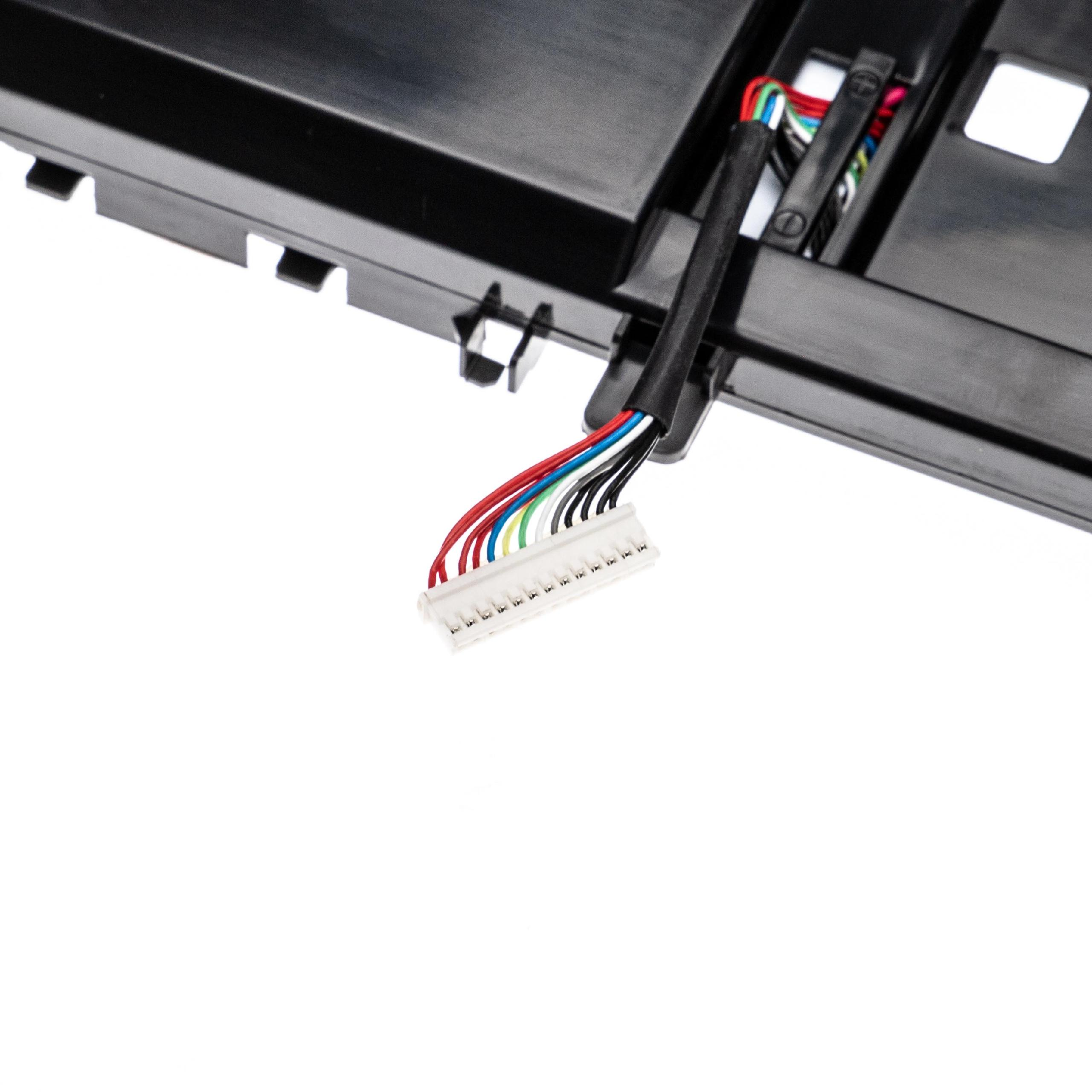 Nahaufnahme einer schwarzen Kunststoffkomponente mit bunten Drähten und einem weißen Stecker vor weißem Hintergrund.