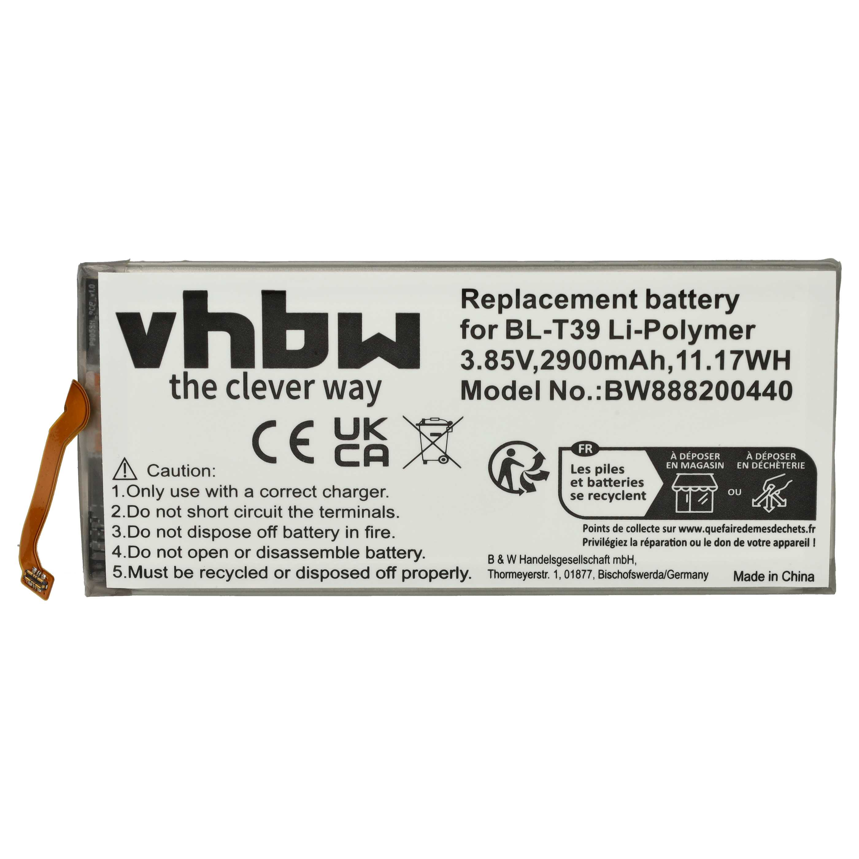Ein weißer Batteriekasten mit schwarzem Text zeigt Produktinformationen und Warnhinweise. Ein braunes Kabel ragt aus der Seite heraus. Der Hintergrund ist weiß.