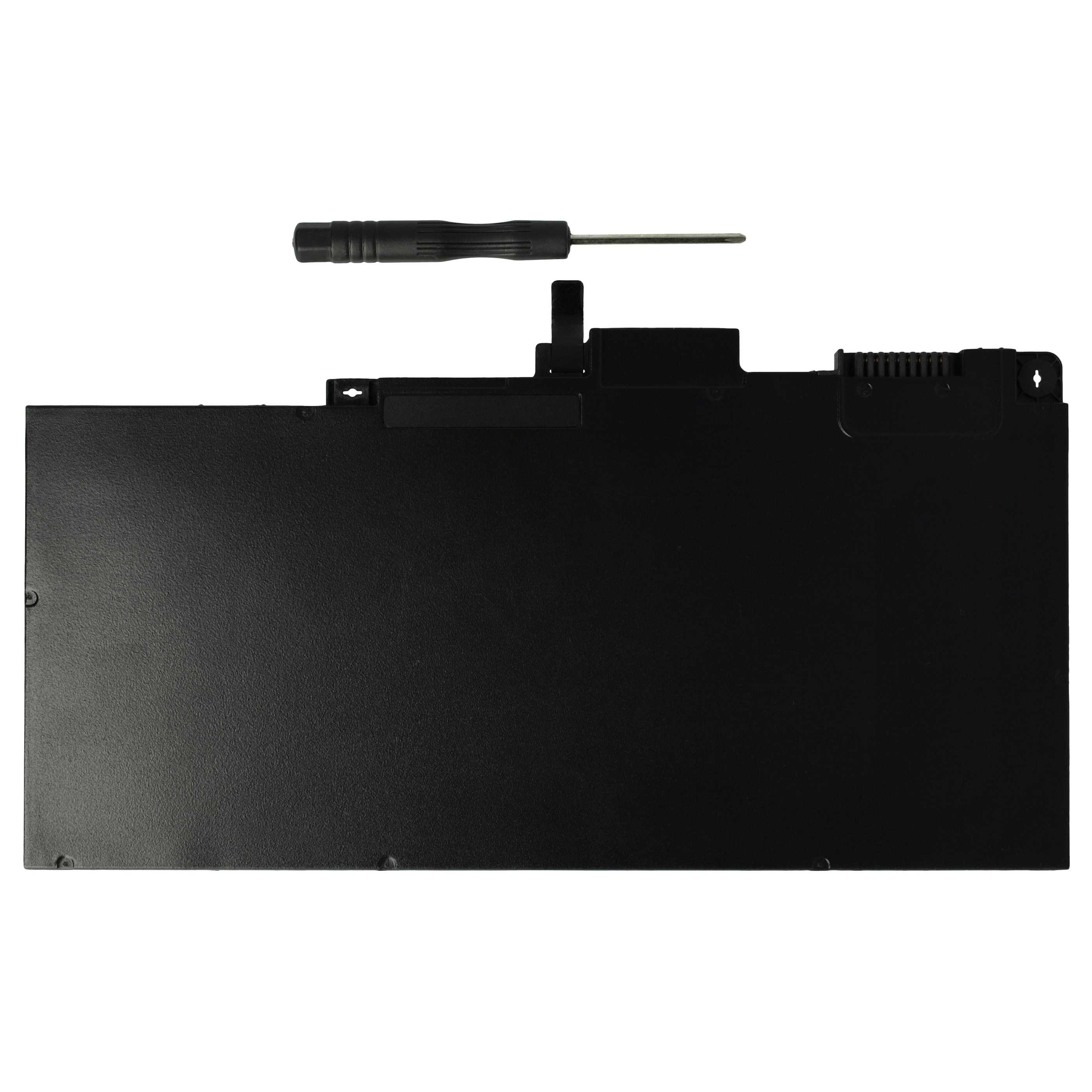 Schwarzer Laptop-Akku mit einem schwarzen und silbernen Schraubendreher auf weißem Hintergrund.