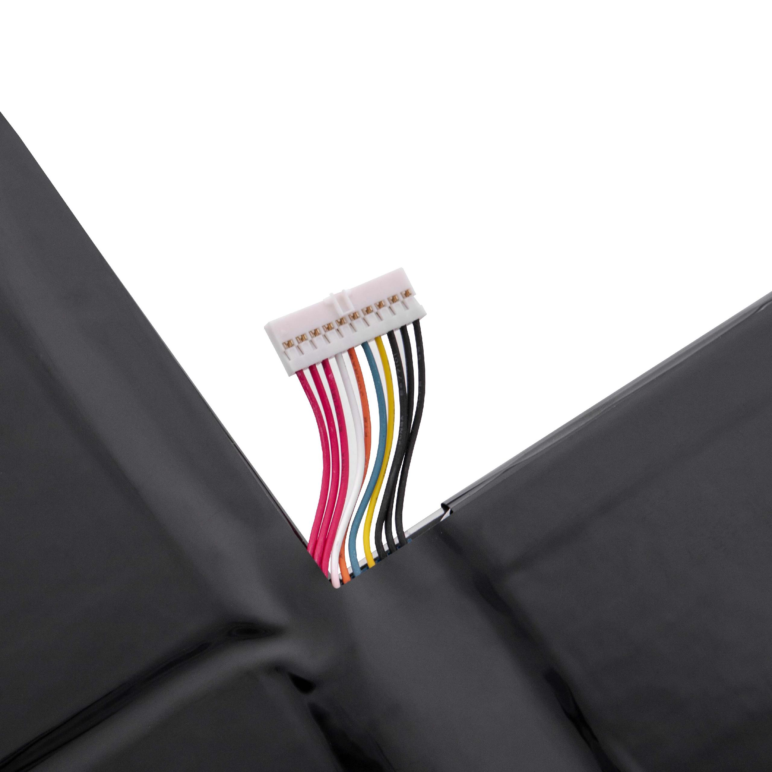 Ein schwarzer Akku mit weißem Stecker und bunten Drähten, die aus ihm herausragen, vor weißem Hintergrund.