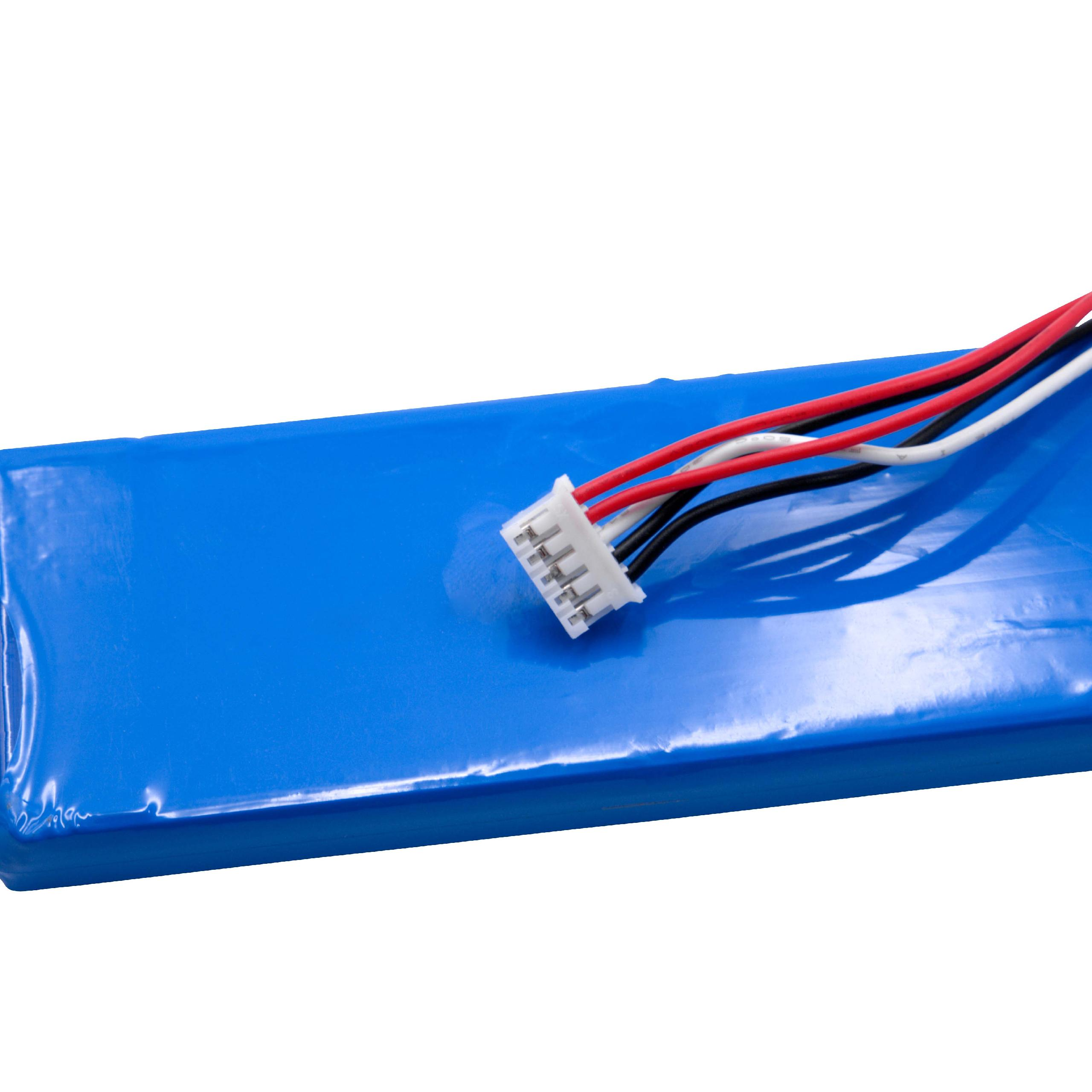 Ein blauer Akku mit weißem Stecker und Drähten in Rot, Schwarz und Weiß vor weißem Hintergrund.