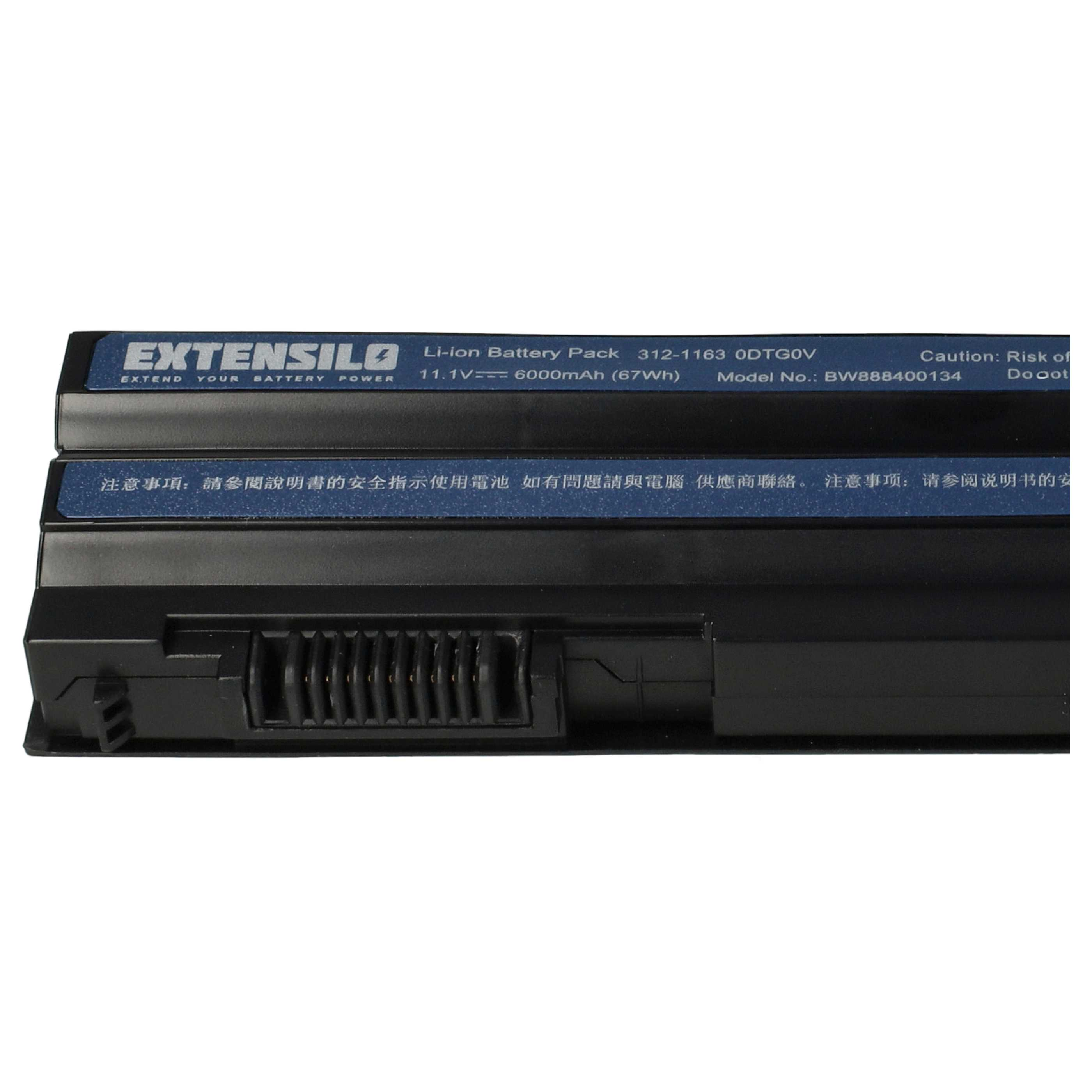 Un pacco batteria nero per laptop. Le etichette includono marchio, specifiche e avvertenze. Testo blu scuro e bianco.