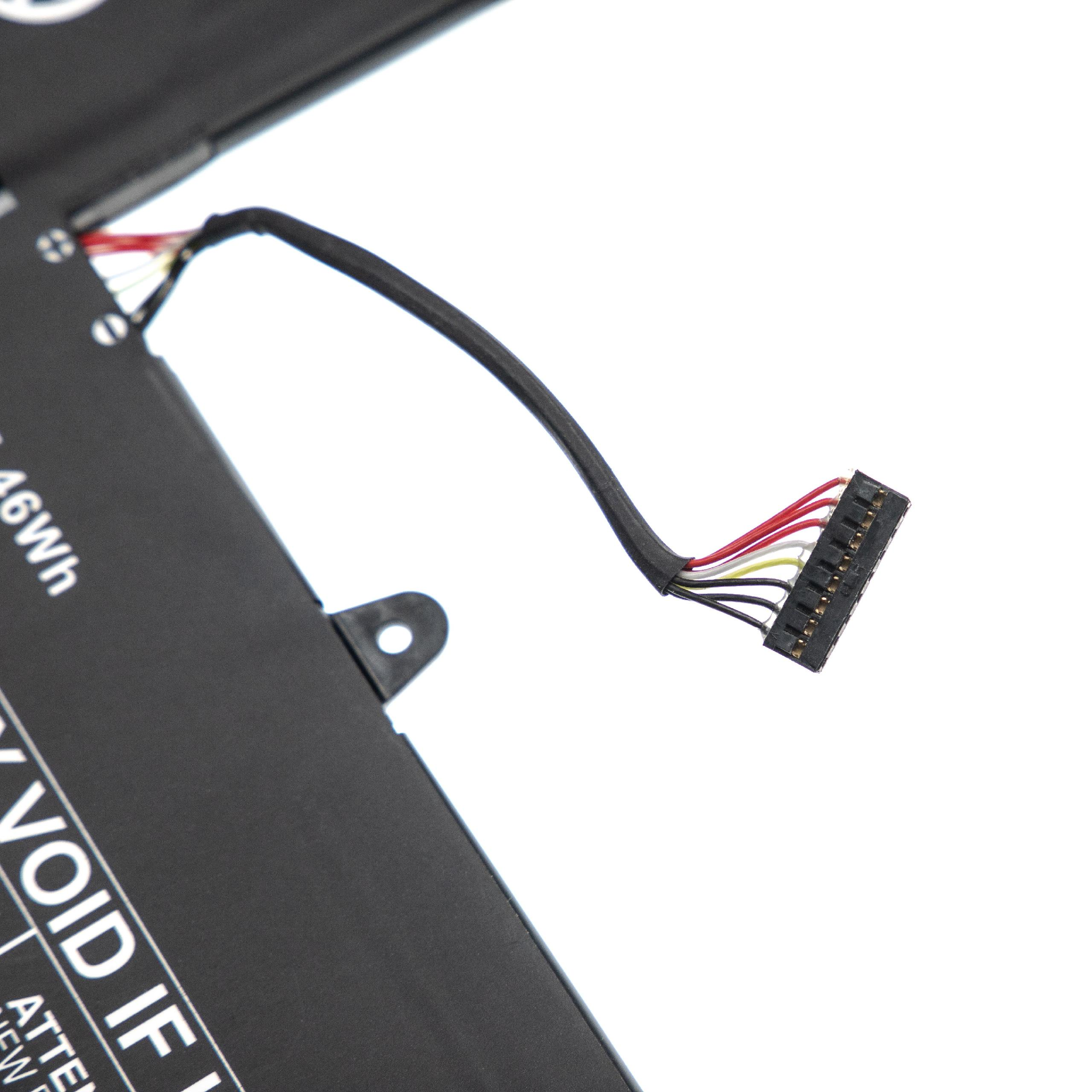 Ein schwarzer Laptop-Akku mit einem Stecker und Drähten in verschiedenen Farben, vor weißem Hintergrund. Der Akku hat Text.