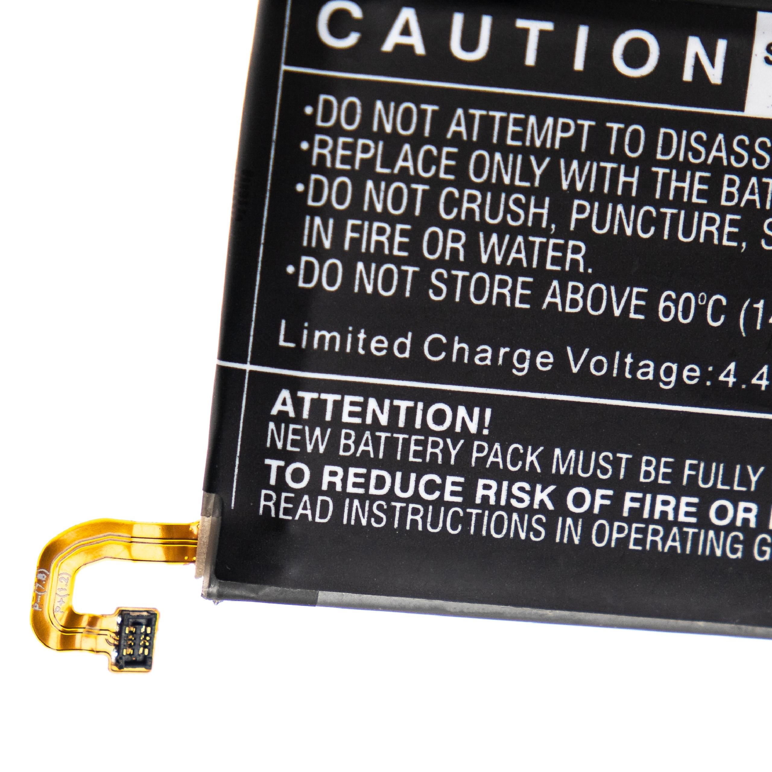 Nahaufnahme eines Batteriewarnetiketts. Es zeigt Text in Weiß auf schwarzem Hintergrund, mit einem goldenen Stecker.