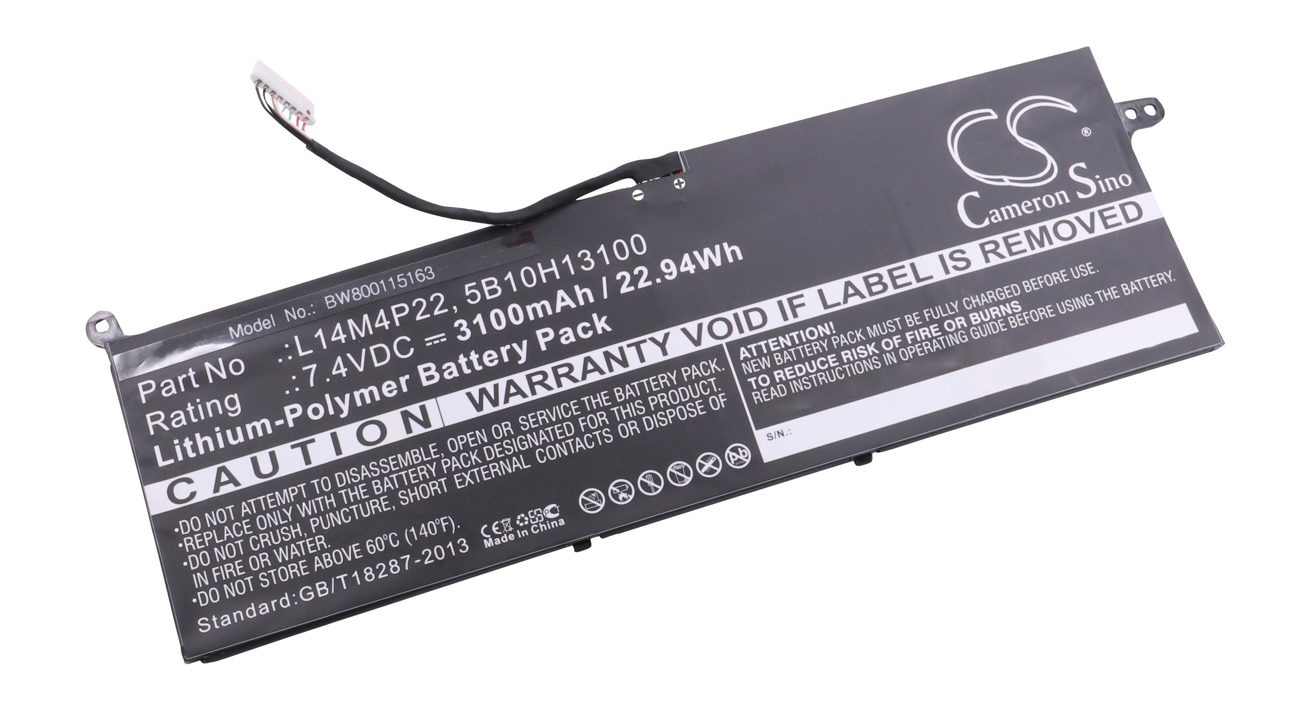 Ein Laptop-Akku mit schwarzem Kabel und Stecker, beschriftet mit Text und Warnhinweisen auf schwarzem Hintergrund.