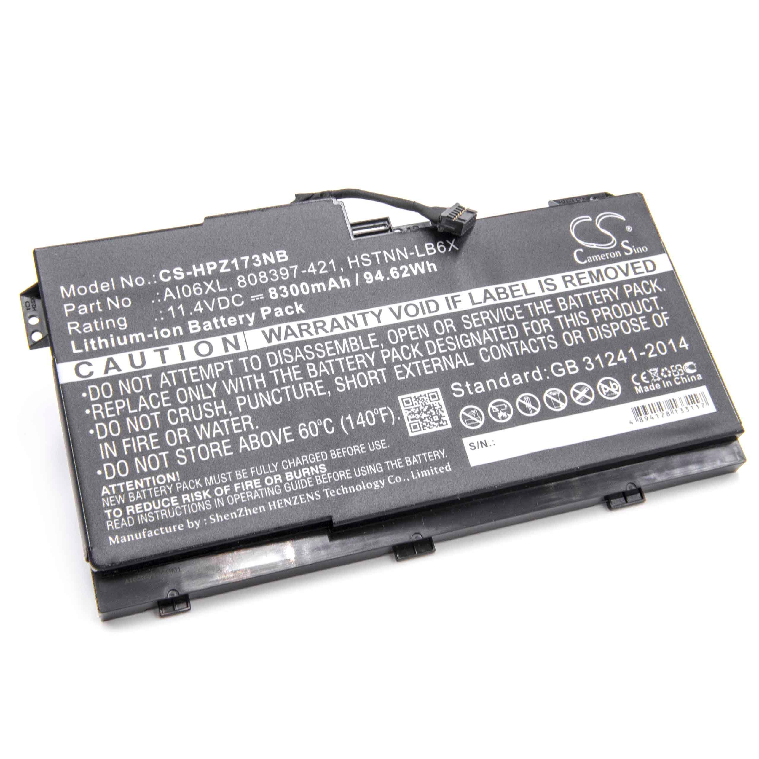 Ein schwarzer Laptop-Akku mit Etiketten. Text enthält Modell, Teil und Warnhinweise. Ein Kabel mit Stecker ist sichtbar.