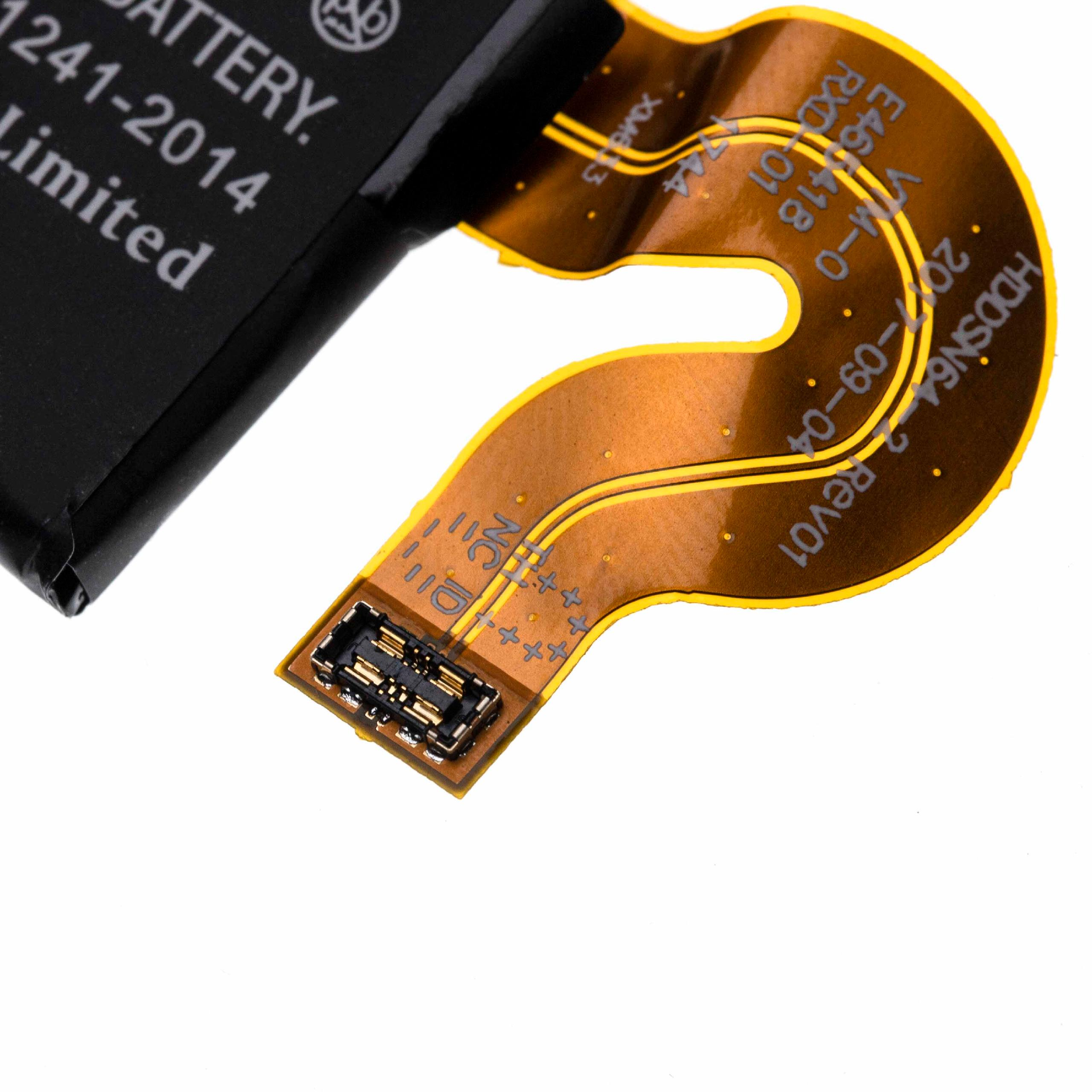 Eine Batterie und ein Flexkabel sind vor weißem Hintergrund zu sehen. Das Kabel ist braun mit Text und Anschlüssen. Die Batterie ist schwarz.
