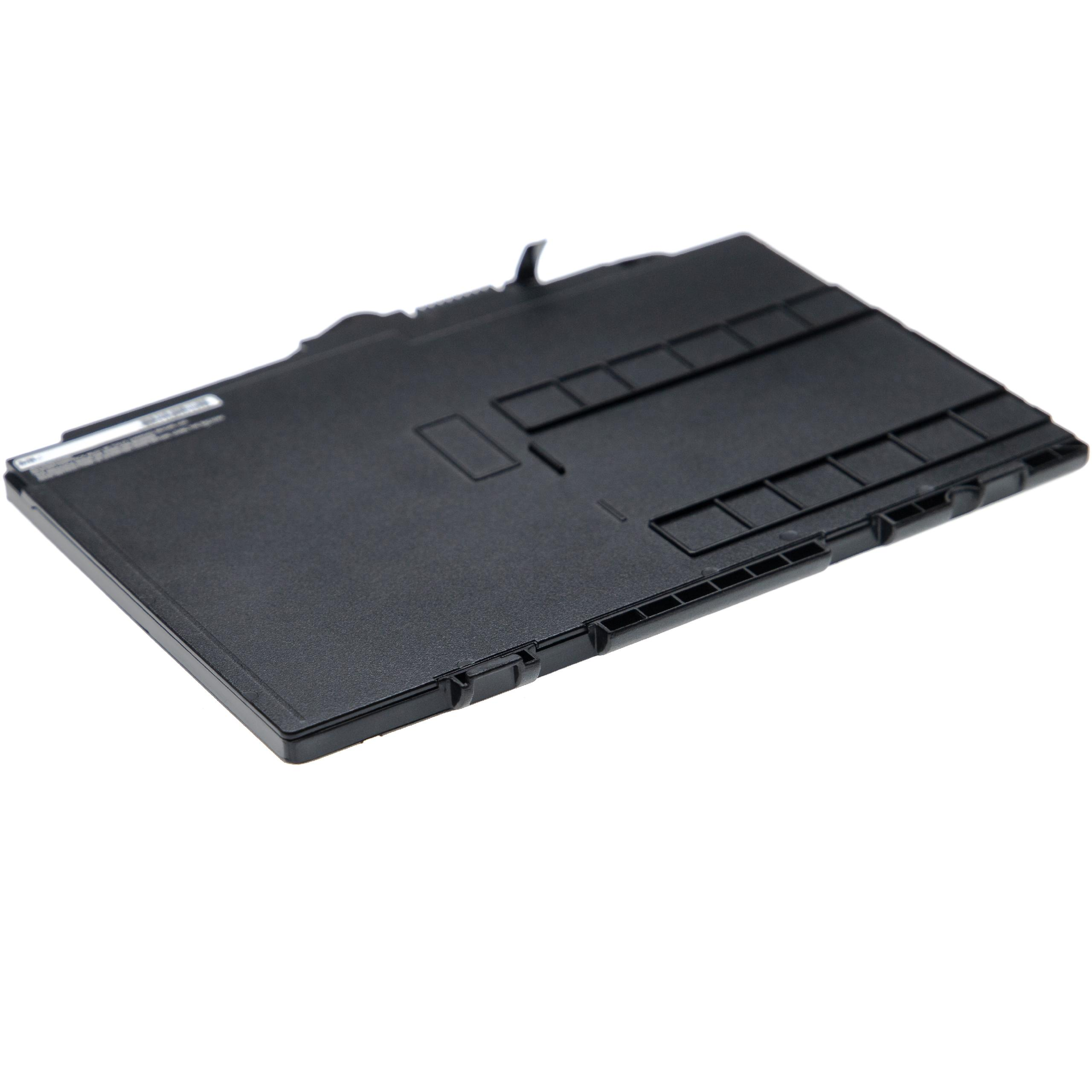 Eine schwarze Laptop-Komponente vor weißem Hintergrund. Sie hat eine rechteckige Form mit verschiedenen Schlitzen und Rillen.