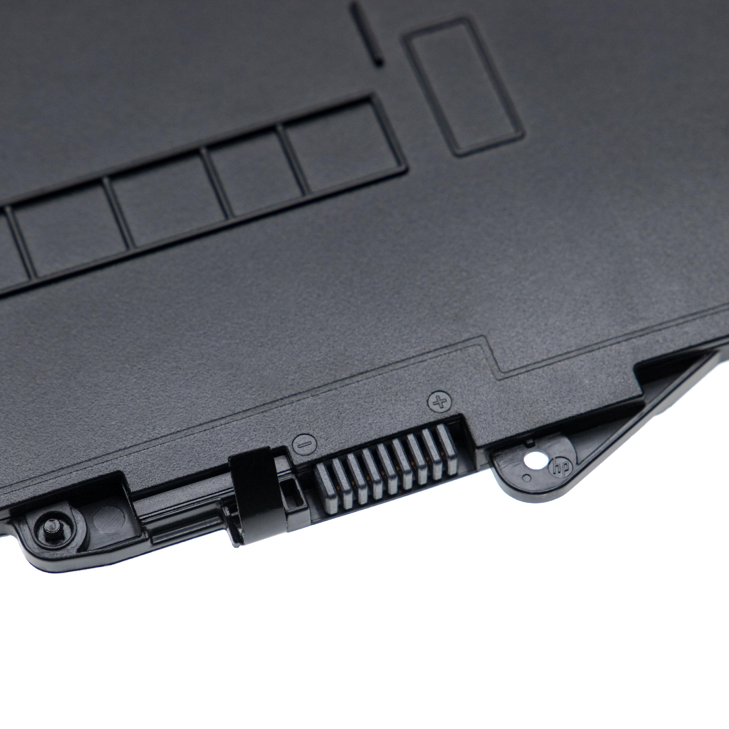 Nahaufnahme eines schwarzen Laptop-Akkus mit Anschlüssen, strukturierter Oberfläche und weißem Hintergrund.