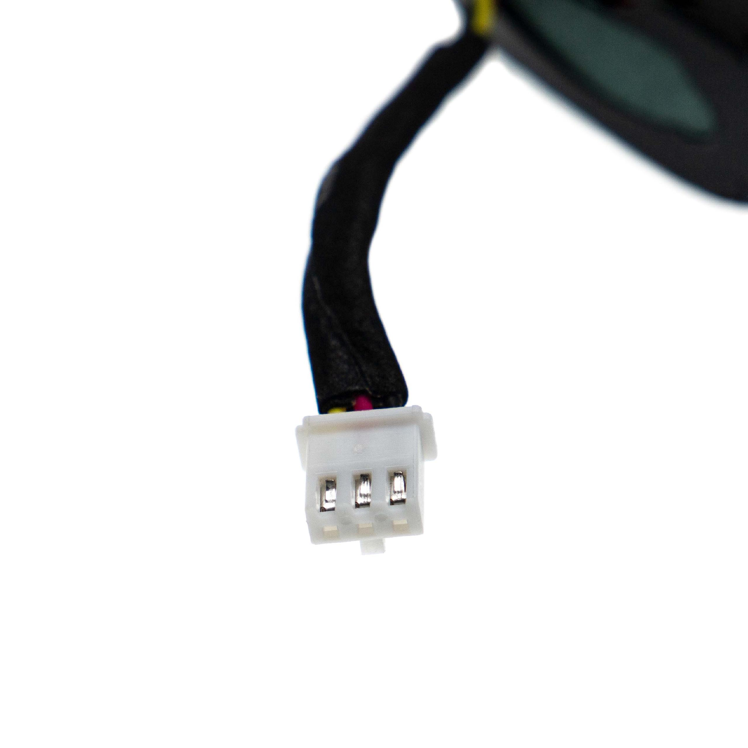 Ein weißer Stecker mit drei Stiften ist an einem schwarzen Kabel befestigt, vor weißem Hintergrund. Der Stecker ist fokussiert.