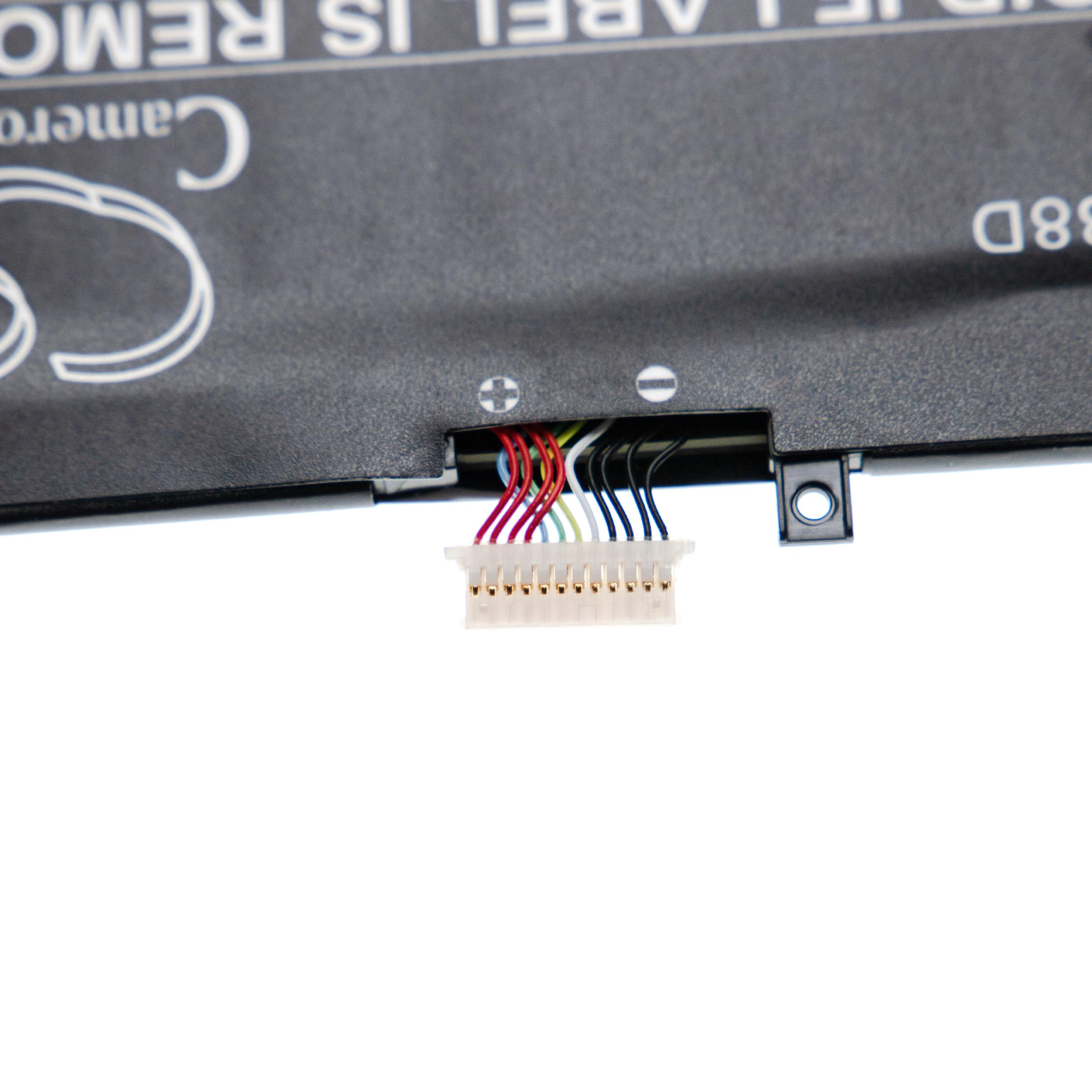 Nahaufnahme eines schwarzen Laptop-Akkus mit Stecker und farbigen Drähten. Der Hintergrund ist weiß.
